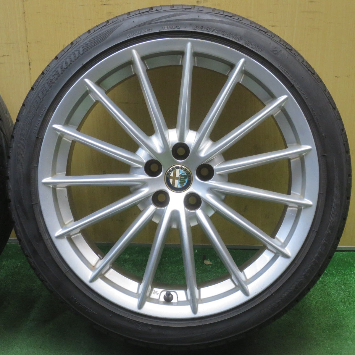 バリ溝！24年！キレイ！9.5分★アルファロメオ GT 純正 225/40R18 ブリヂストン テクノ スポーツ 18インチ PCD98/5H★6052701NJノ