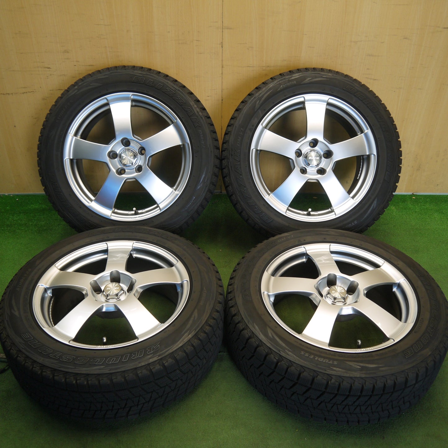 バリ溝！キレイ！9分◎スタッドレス 215/60R17 ブリヂストン ブリザック DM-V1 SPLENDOR スプレンダー 17インチ PCD114.3/5H◎6062307Hス