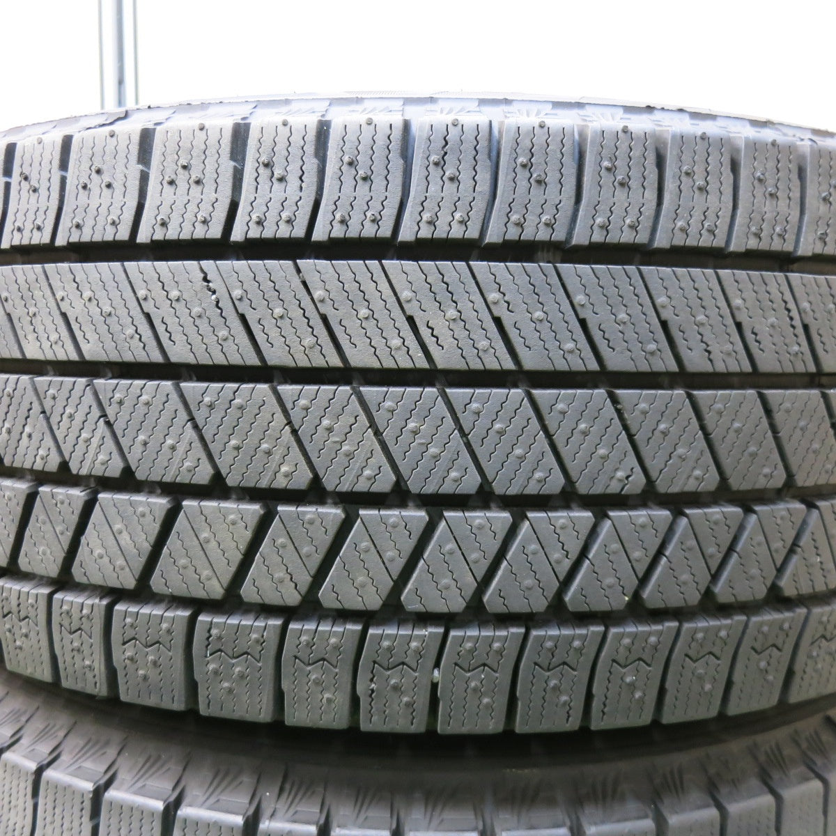 [送料無料] バリ溝！23年！キレイ！ほぼ10分★スタッドレス 205/60R16 ブリヂストン ブリザック VRX3 VELVA SPORT ヴェルヴァ 16インチ PCD114.3/5H★4112907SYス