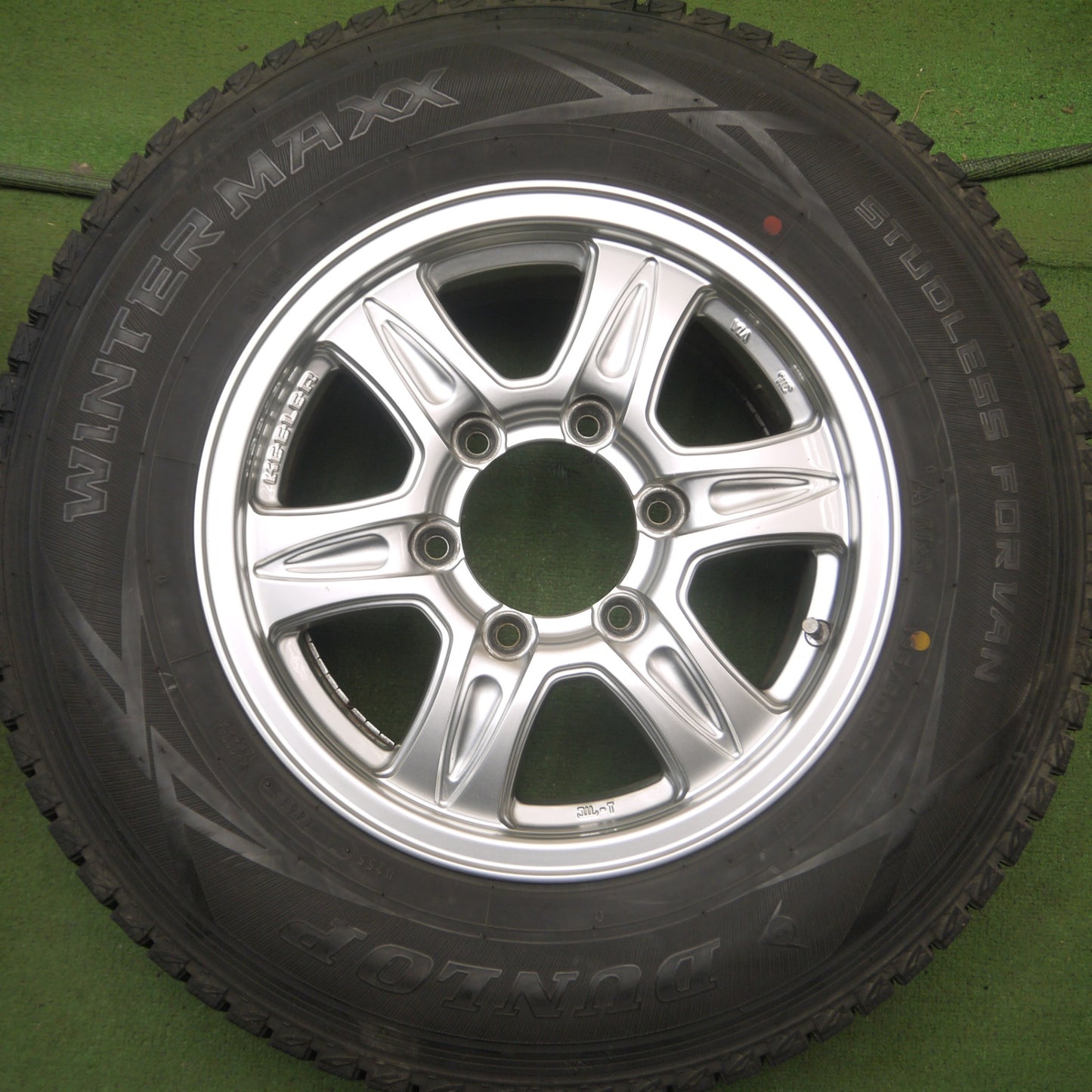 *送料無料* バリ溝！キレイ！9.5分★スタッドレス 195/80R15 ダンロップ ウインターマックス SV01 KEELER weds キーラー 15インチ PCD139.7/6H★4062105Hス