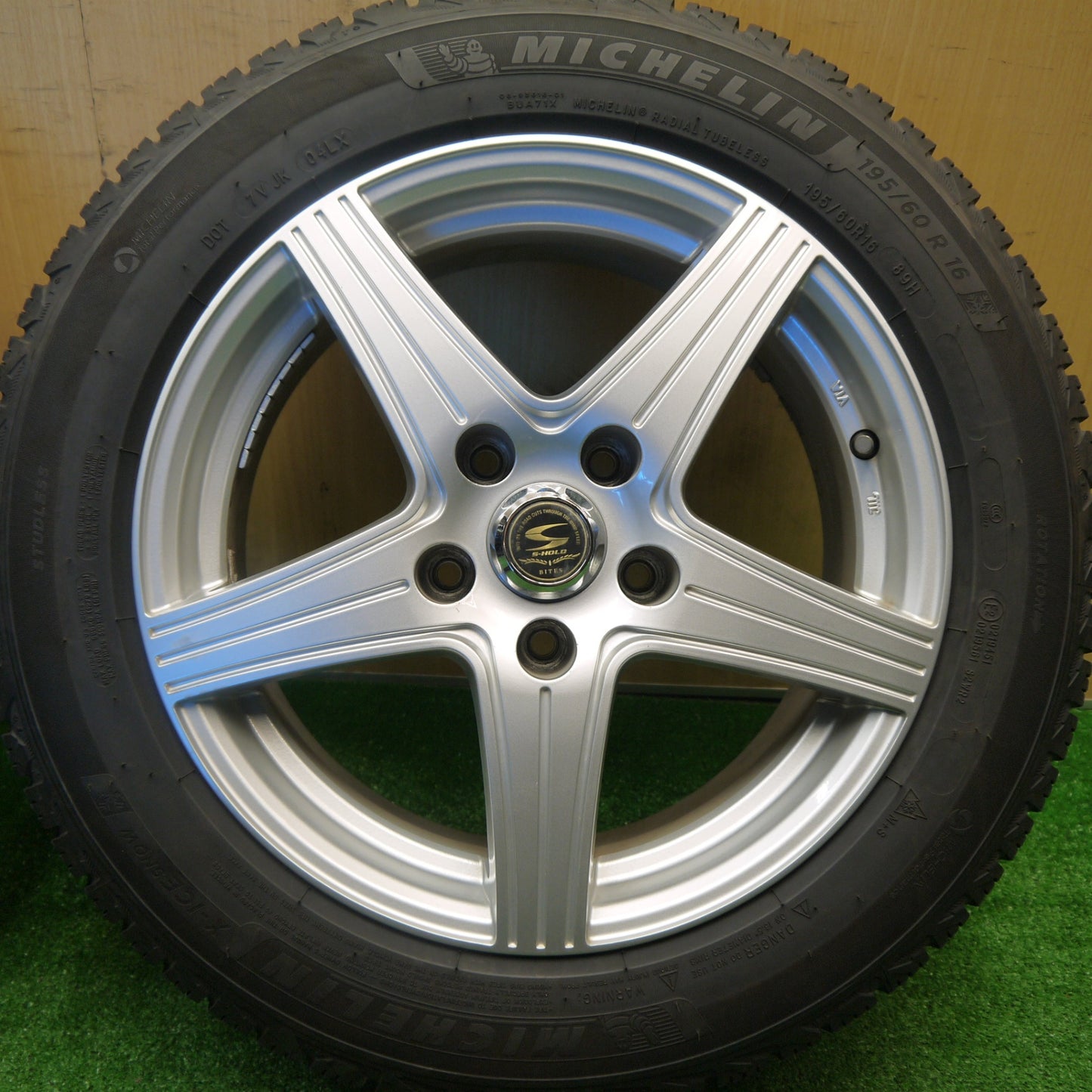 バリ溝！21年！キレイ！9分★スタッドレス 195/60R16 ミシュラン X-ICE SNOW S-HOLD BITES Sホールド 16インチ PCD114.3/5H★5102804Hス