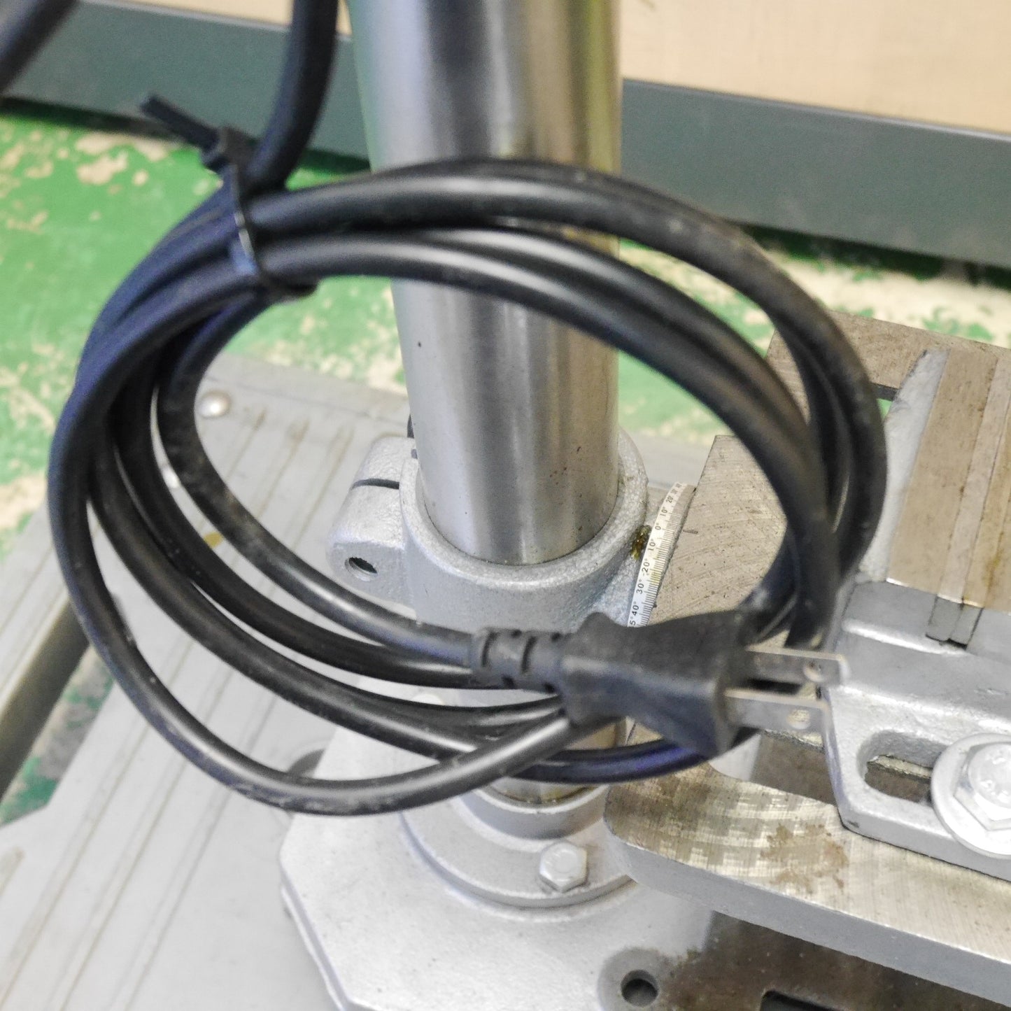 [送料無料] キレイ☆SK11 藤原産業 卓上 ボール盤 SDP-300V 電動 工具 鉄工 木工 穴あけ 作業 100V☆
