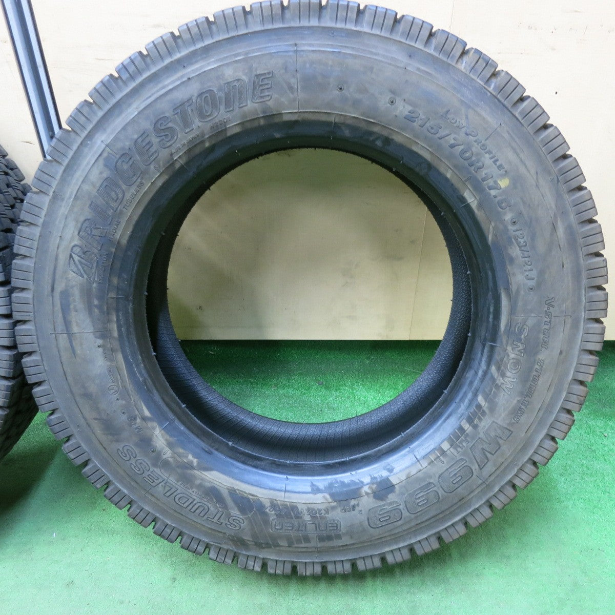 バリ溝！24年！9.5分！2本★トラック タイヤ 215/70R17.5 123/121J スタッドレス ブリヂストン W999 17.5インチ★5070411SYスタ