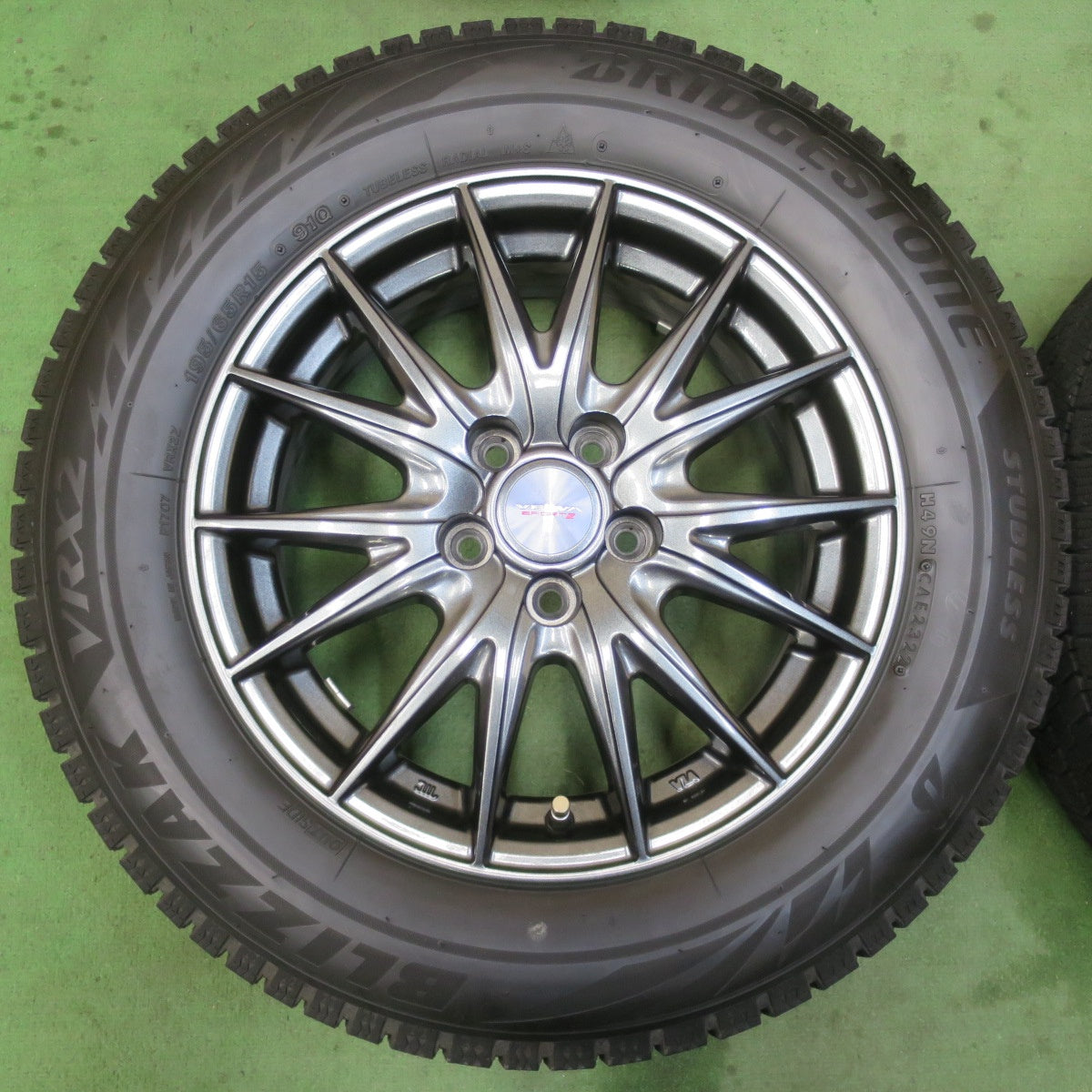 バリ溝！22年！キレイ！9.5分以上★プリウス 等 195/65R15 スタッドレス ブリヂストン ブリザック VRX2 VELVA SPORTZ ヴェルヴァ 15インチ PCD100/5H★6012005イス