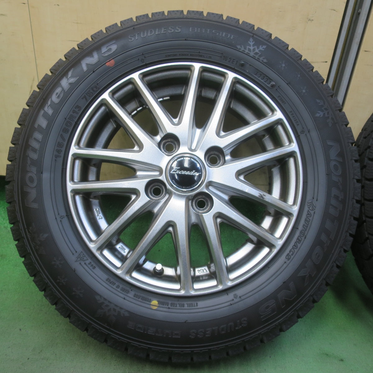 バリ溝！23年！キレイ！8.5分◎スタッドレス 145/80R13 オートバックス ノーストレック N5 Exceeder エクシーダー 13インチ PCD100/4H◎6072609イス