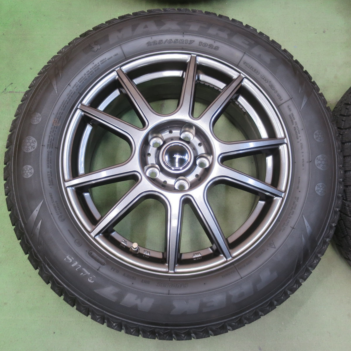 バリ溝！24年！キレイ！ほぼ10分◎スタッドレス 225/65R17 マックストレック TREK M7 Plus EMBELY エンベリー 17インチ PCD114.3/5H◎6100901イス