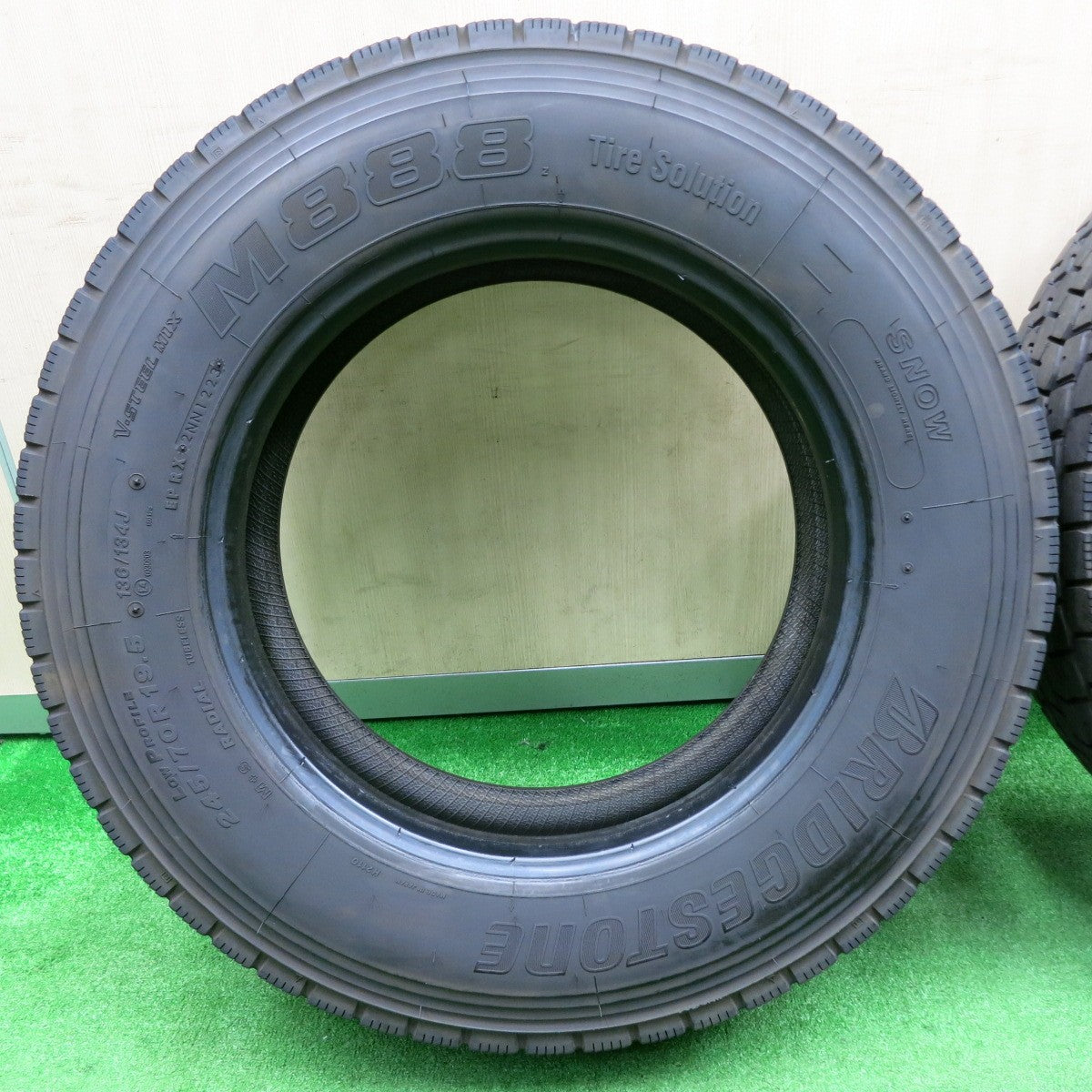 [送料無料] 2本価格！バリ溝 9.5分 23年★トラック タイヤ 245/70R19.5 136/134J ブリヂストン M888 ミックス オールシーズン 19.5インチ★4101509NJスタ