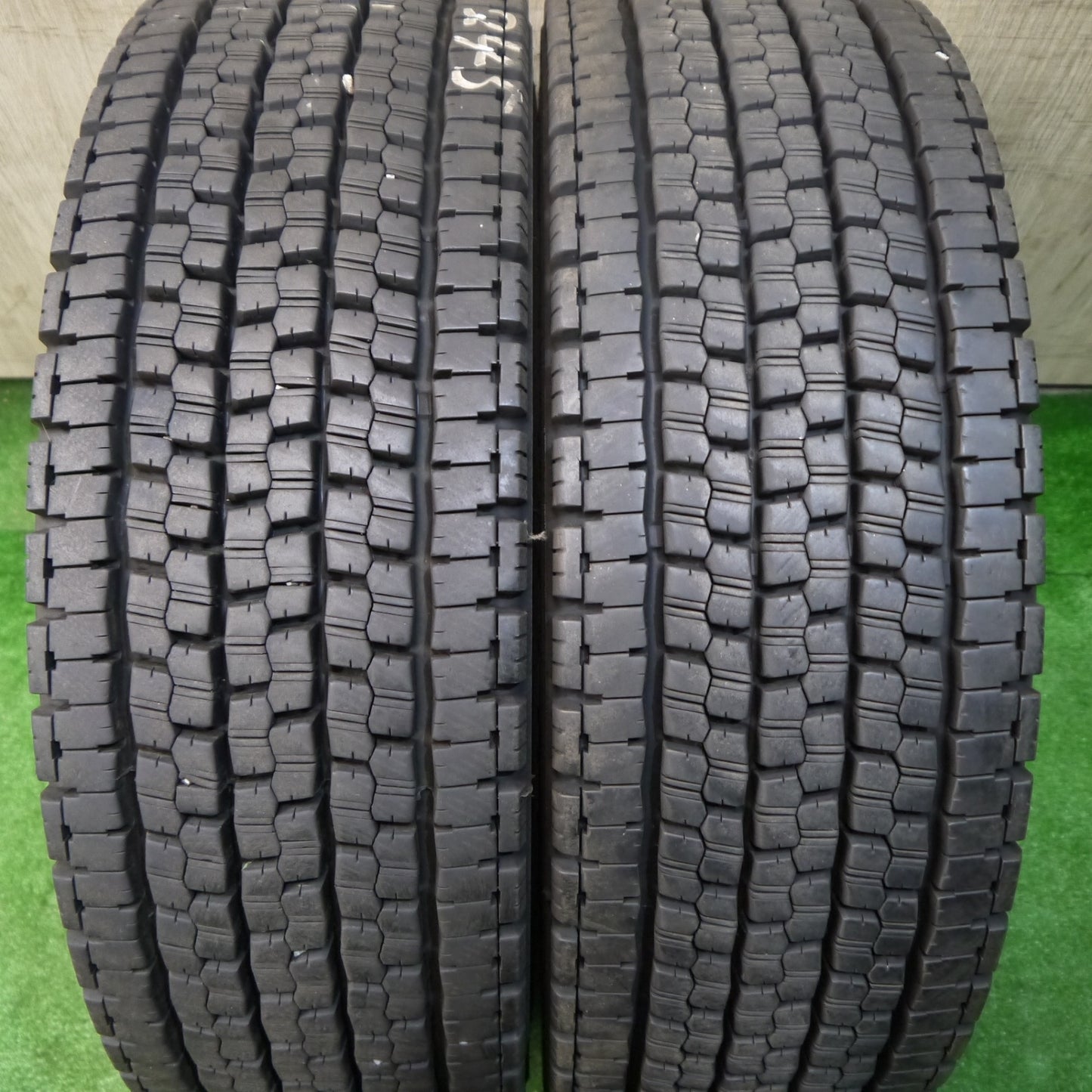バリ溝！23年！9.5分以上！2本★トラック タイヤ 245/70R19.5 136/134J スタッドレス ブリヂストン W999 19.5インチ★5060705KKスタ