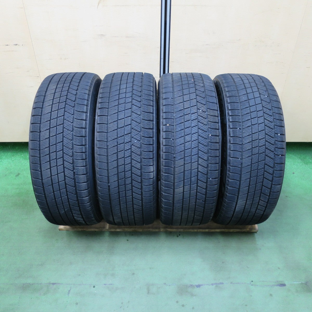 バリ溝！21年！9.5分★スタッドレス 235/45R18 ブリヂストン ブリザック VRX3 SEIN ザイン 18インチ PCD114.3/5H★5112812TTス