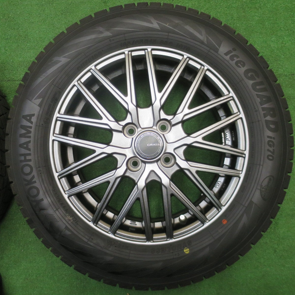 超バリ溝！24年！キレイ！ほぼ10分★スタッドレス 185/65R15 ヨコハマ アイスガード iG70 GRASS グラス 15インチ PCD100/4H★5112502NJス