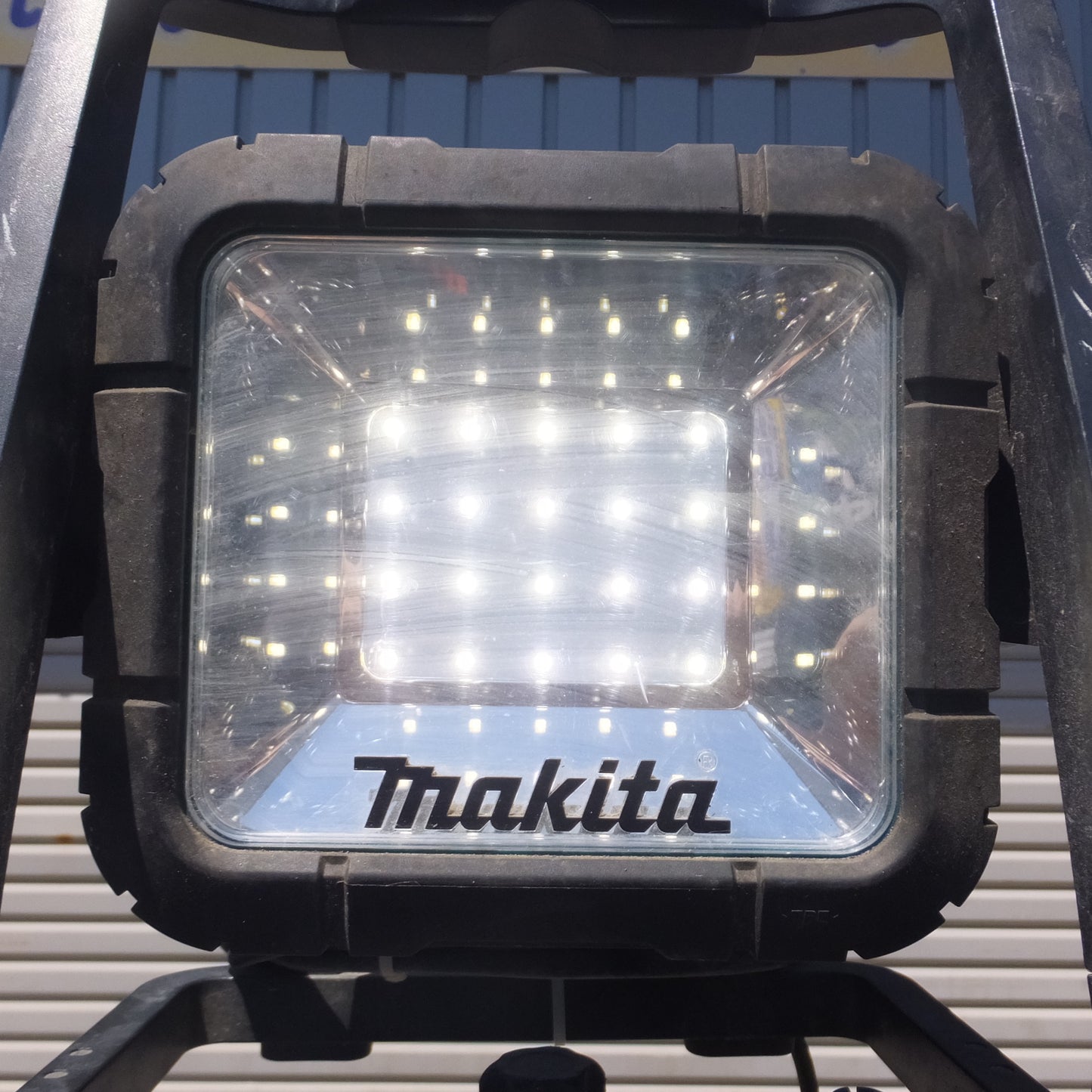 [送料無料] ★マキタ makita 充電式LEDスタンドライト ML805 AC100V 14.4V/18V 本体のみ　三脚 セット★