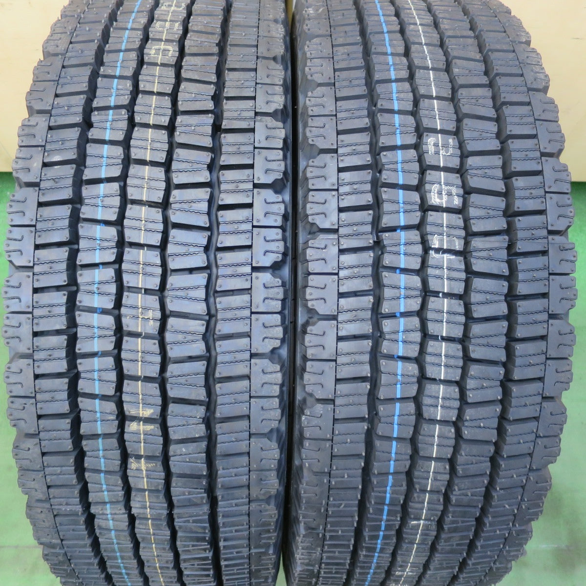 未使用！25年！2本★トラック タイヤ 245/70R19.5 136/134J スタッドレス ダンロップ デクテス SP081 DECTES 19.5インチ★6033002イスタ