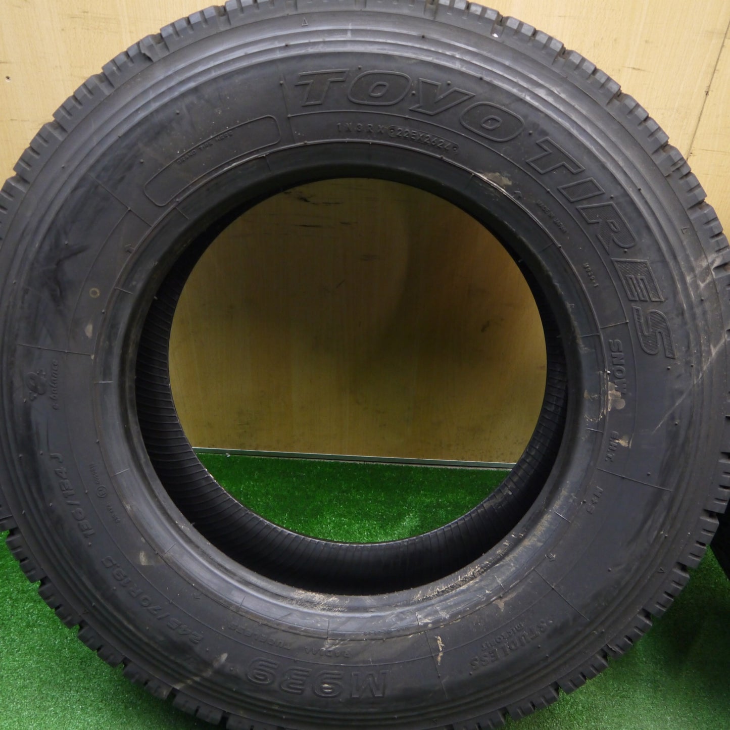 バリ溝！24年！9.5分！2本★トラック タイヤ 245/70R19.5 136/134J スタッドレス トーヨー M939 19.5インチ★5121217Hスタ