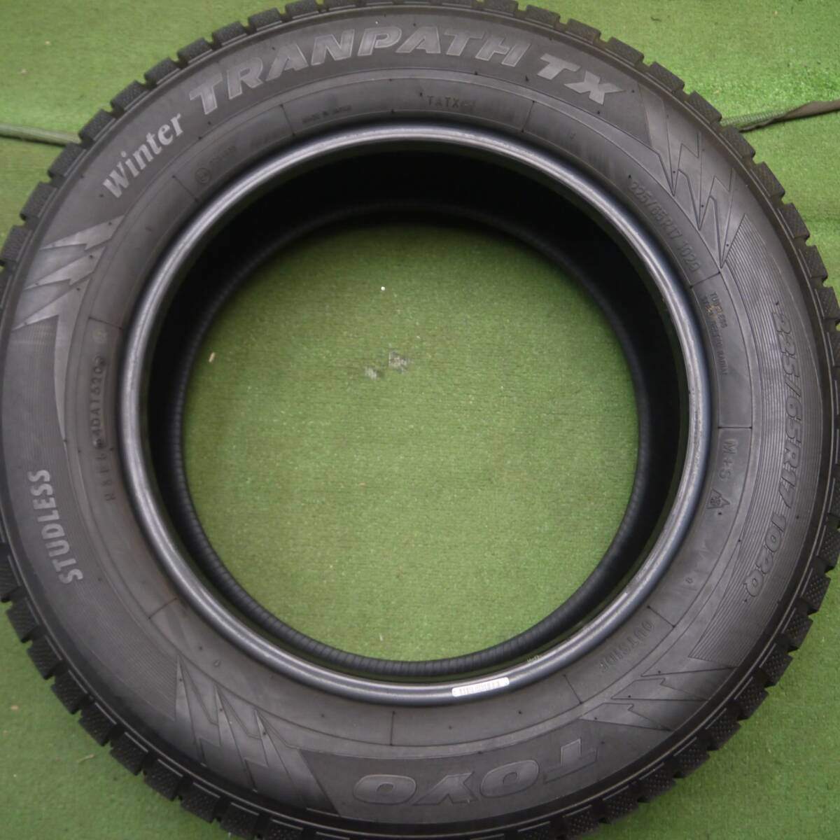 バリ溝！20年！9.5分★スタッドレス 225/65R17 トーヨー ウインター トランパス TX 17インチ ハリアー RAV4 等★4042304Hスタ