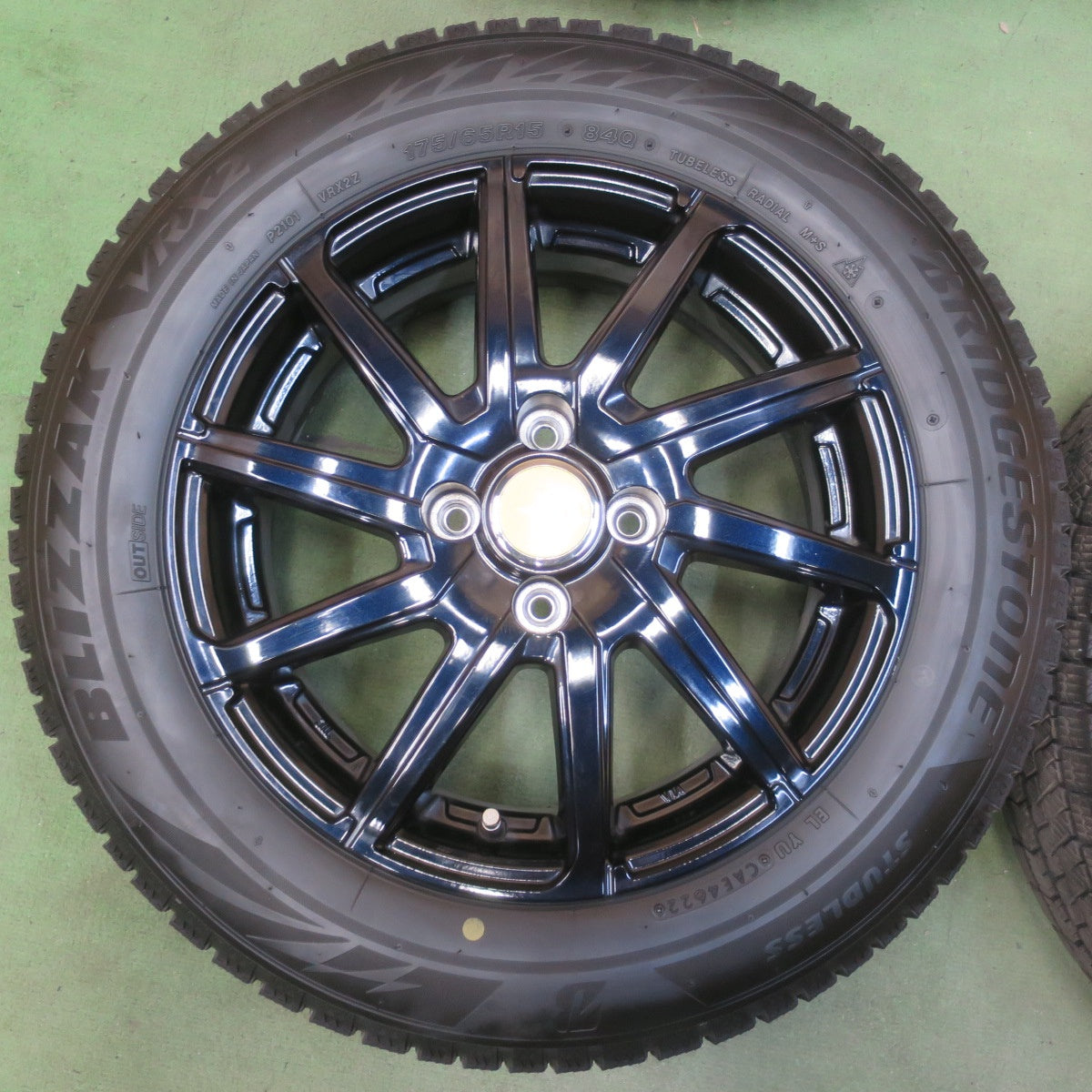 バリ溝！22年！キレイ！8.5分◎スタッドレス 175/65R15 ブリヂストン ブリザック VRX2 AIRBERG エアベルグ 15インチ PCD100/4H◎6072307イス