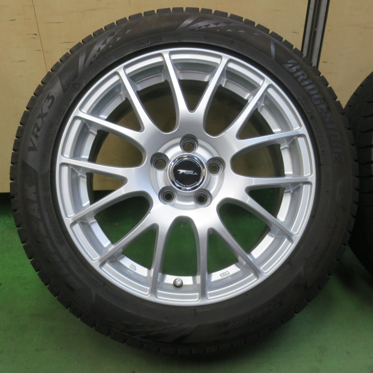 バリ溝！キレイ！9.5分★インプレッサ 等 205/50R16 スタッドレス ブリヂストン ブリザック VRX3 TOPRUN トップラン 16インチ PCD100/5H★6041505イス