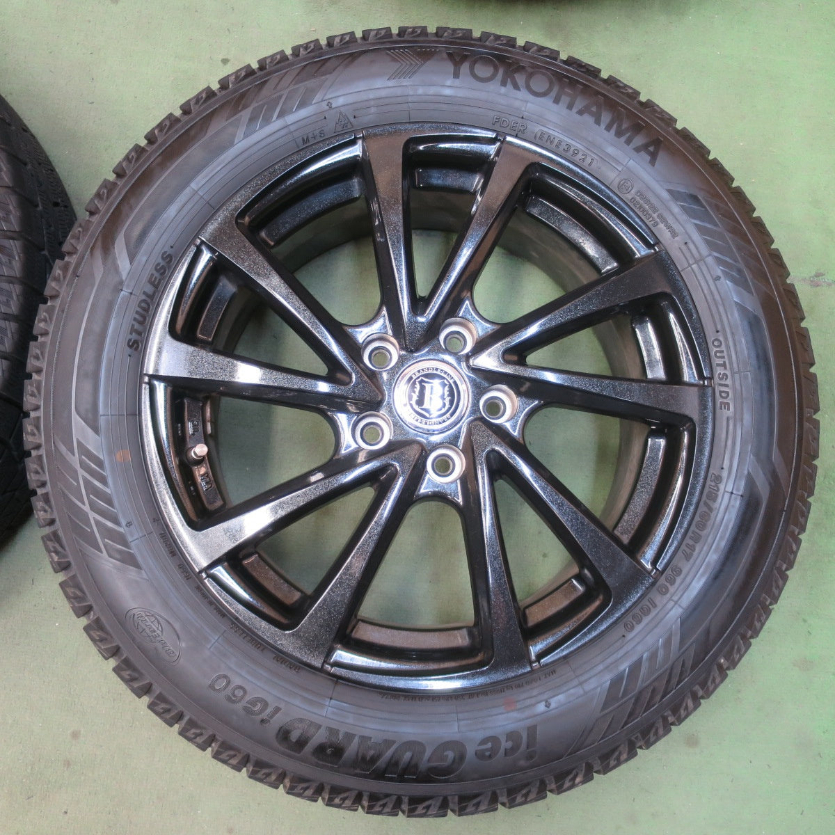 バリ溝！キレイ！9分★スタッドレス 215/60R17 ヨコハマ アイスガード iG60 BRANDLE-LINE ブランドルライン 17インチ PCD114.3/5H★6051202イス