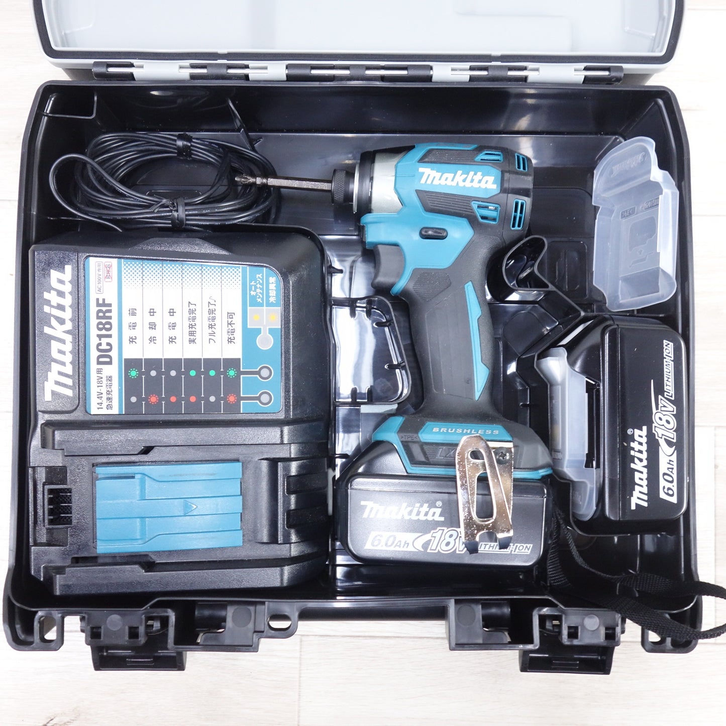 [送料無料] 美品！バッテリー2個◆マキタ 充電式 インパクトドライバ TD173D 電動 工具 18V 充電器 DC18RF makita◆