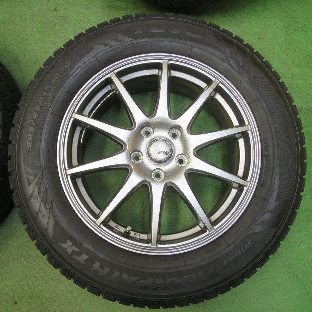 超バリ溝！キレイ！9.5分以上★スタッドレス 225/65R17 トーヨー ウインター トランパス TX SPORT ABELIA スポルト アベリア 17インチ PCD114.3/5H★5072507イス