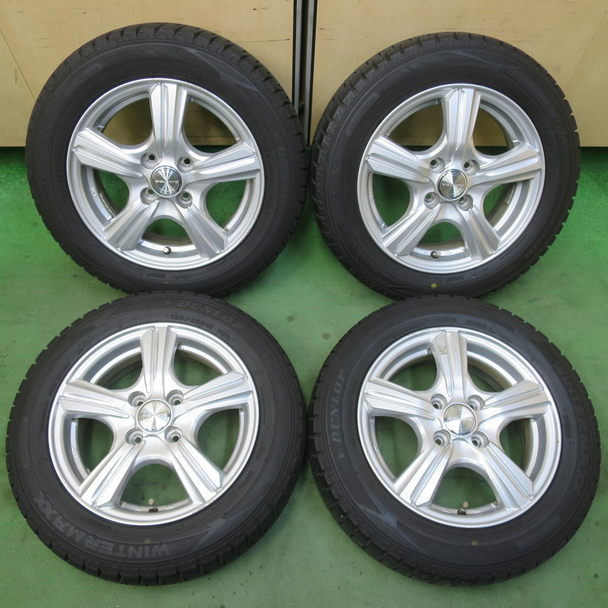 バリ溝！22年！9.5分★スタッドレス 165/65R14 ダンロップ ウインターマックス WM02 VIOLENTO ヴィオレント 14インチ PCD100/4H★6011607イス