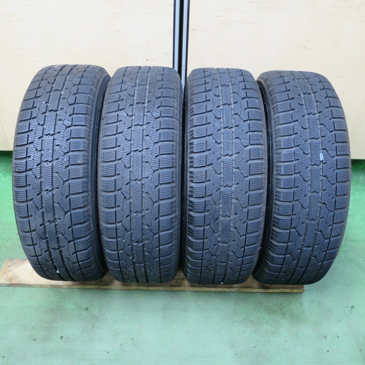 バリ溝！22年！キレイ！9.5分★シエンタ 等 185/60R15 スタッドレス トーヨー オブザーブ ガリット GIZ JOKER ジョーカー 15インチ PCD100/5H★5101402TTス