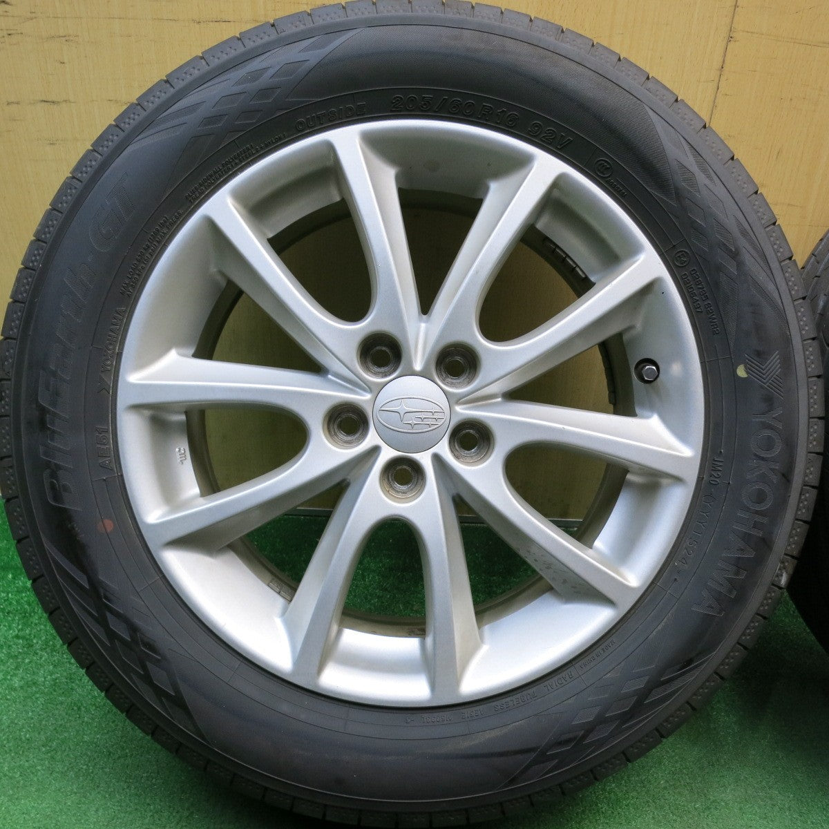 バリ溝！24年！9.5分★スバル インプレッサ 純正 205/60R16 ヨコハマ BluEarth-GT AE51 ブルーアース 16インチ PCD100/5H★6040521HAノ
