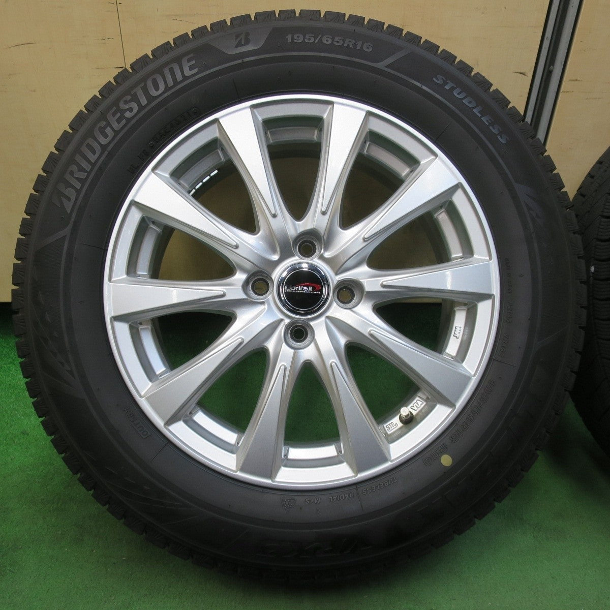 バリ溝 21年 綺麗 9.5分★スタッドレス 195/65R16 ブリヂストン ブリザック VRX3 CarifaⅡ 16インチ PCD100/4H★5031503イス