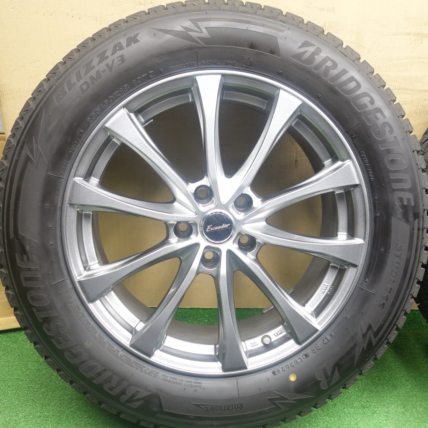 バリ溝！24年！キレイ！9.5分★スタッドレス 235/60R18 ブリヂストン ブリザック DM-V3 Exceeder エクシーダー 18インチ PCD114.3/5H★6030402KTス