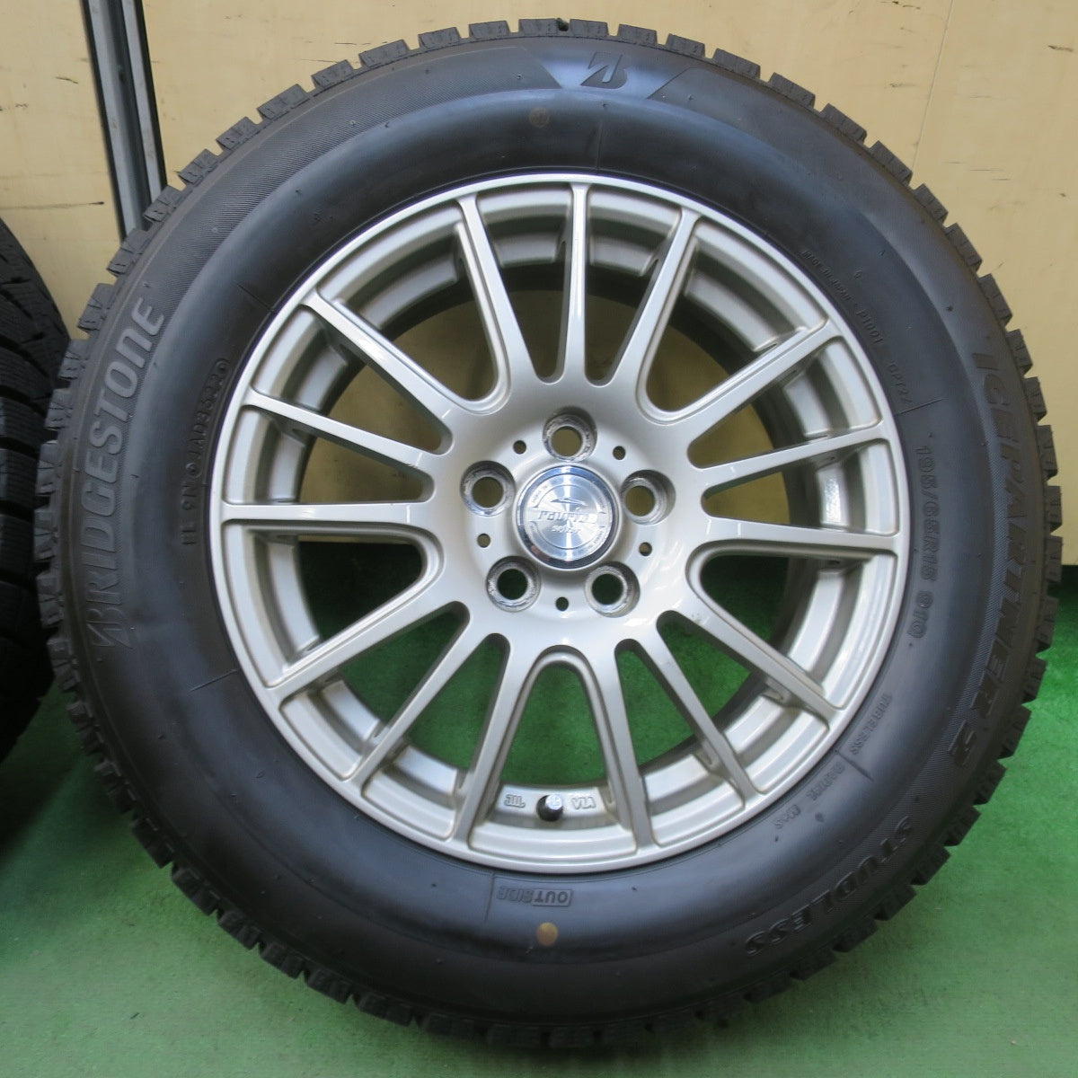 ほぼ未使用！22年！キレイ★プリウス 等 195/65R15 スタッドレス ブリヂストン アイスパートナー2 ravrion selzer ラブリオン 15インチ PCD100/5H★5111101イス