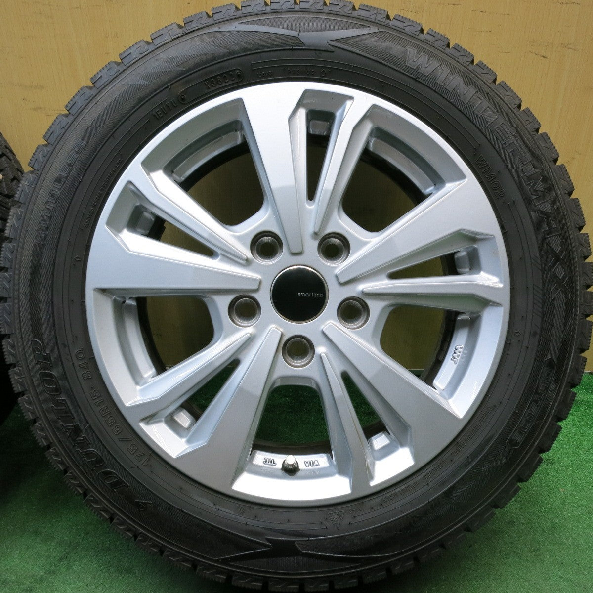 バリ溝！22年！キレイ！ほぼ10分★BMW MINI 等 smartline 175/65R15 スタッドレス ダンロップ ウインターマックス WM02 スマートライン 15インチ PCD112/5H★5080908HAス