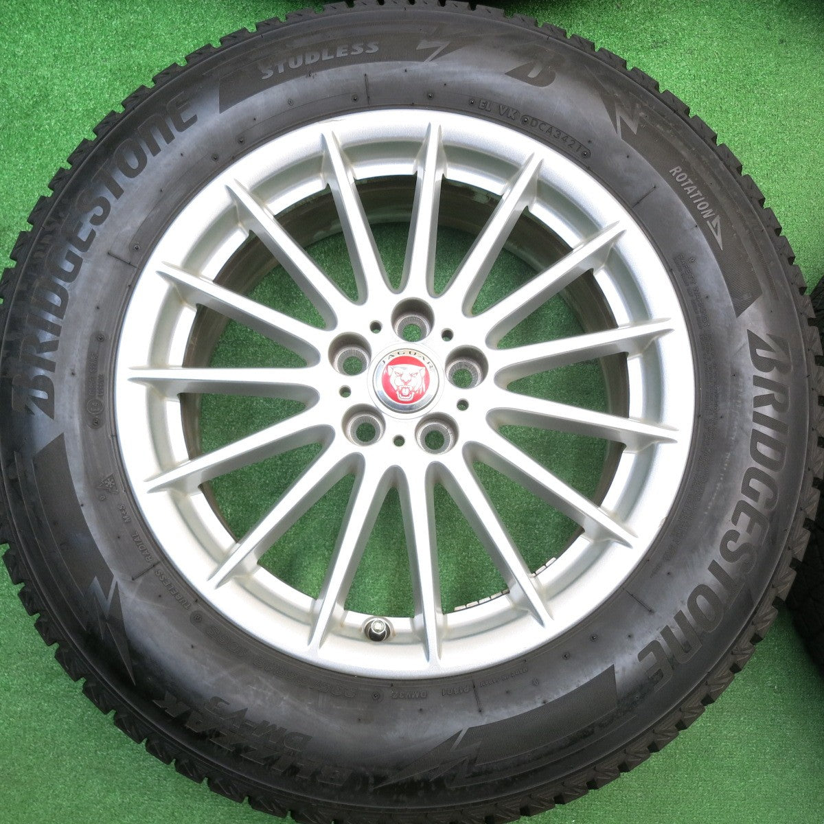 バリ溝！21年！キレイ！9.5分★ジャガー F-PACE 純正 235/65R18 スタッドレス ブリヂストン ブリザック DM-V3 18インチ Fペイス Fペース PCD108/5H★5110906HAス