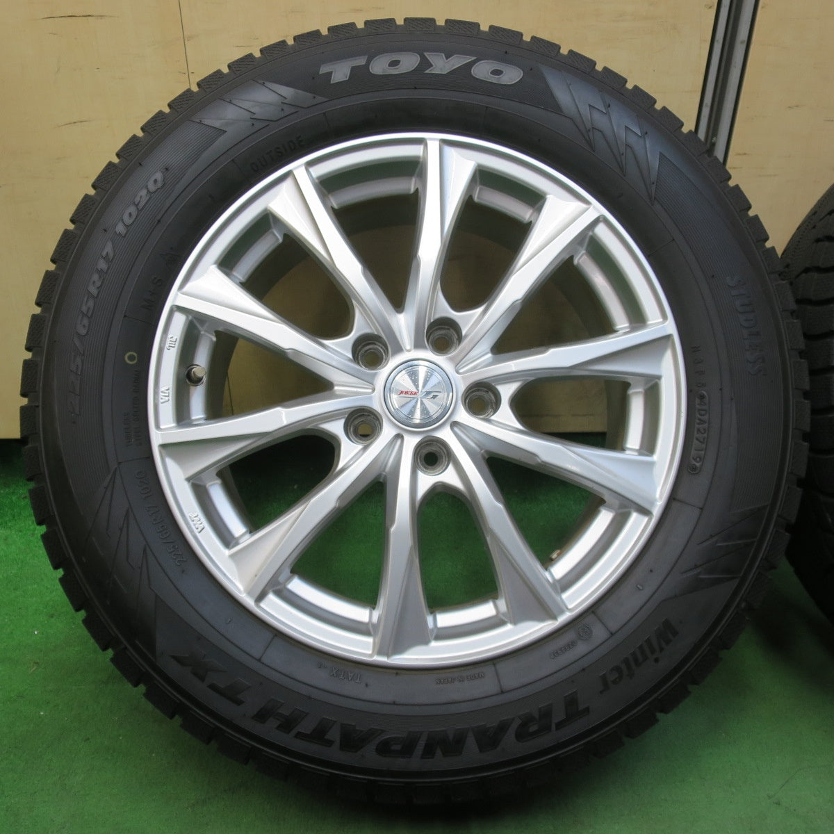 [送料無料] バリ溝！9.5分★スタッドレス 225/65R17 トーヨー ウインター トランパス TX JOKER ジョーカー 17インチ PCD114.3/5H★5031411イス