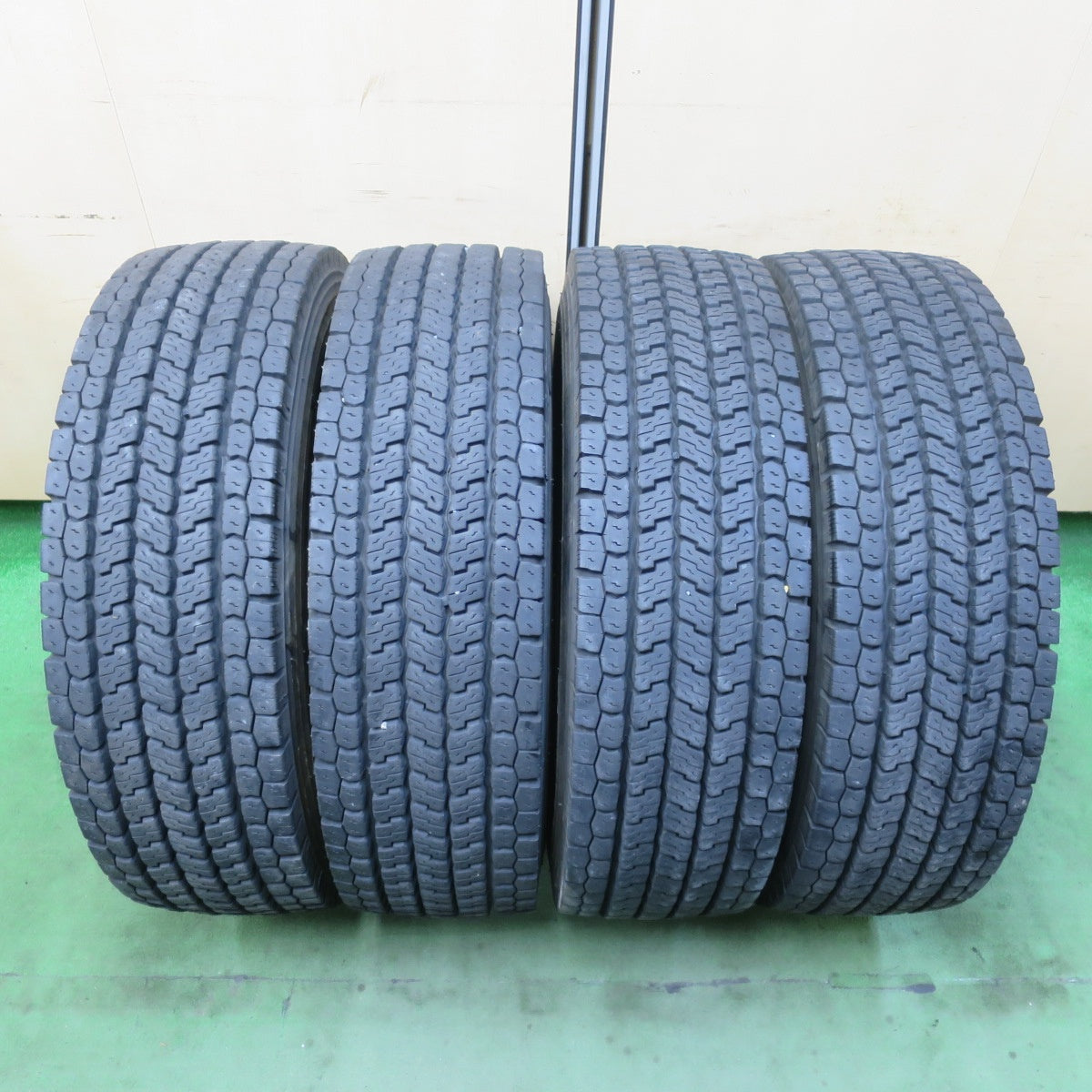 バリ溝！24年！9分★トラック タイヤ 245/70R19.5 136/134J スタッドレス ヨコハマ ZEN 902ZE 19.5インチ★5122013イスタ