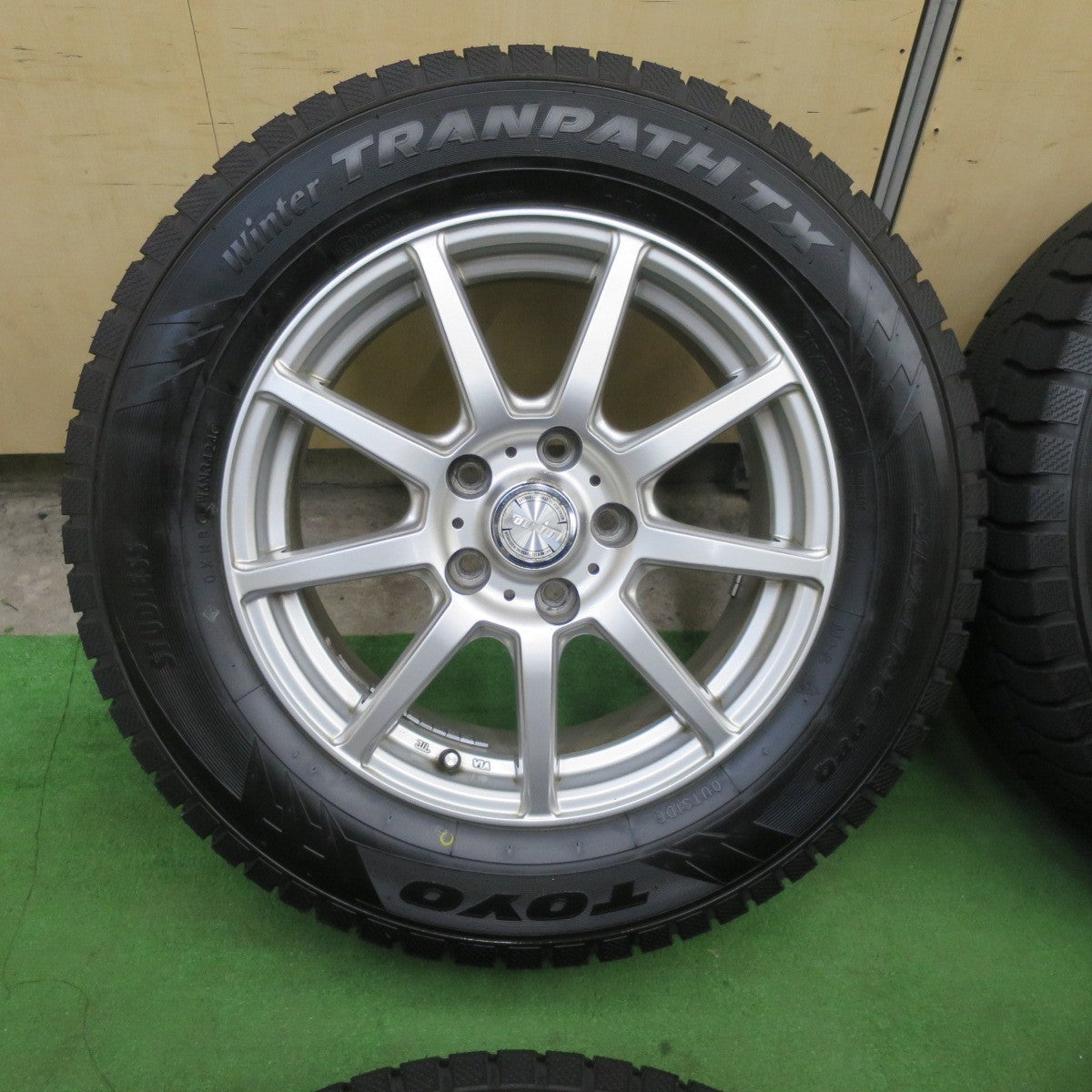 ほぼ未使用！24年！キレイ★スタッドレス 215/65R16 トーヨー ウインター トランパス TX ravrion ラブリオン 16インチ PCD114.3/5H★6022404TTス