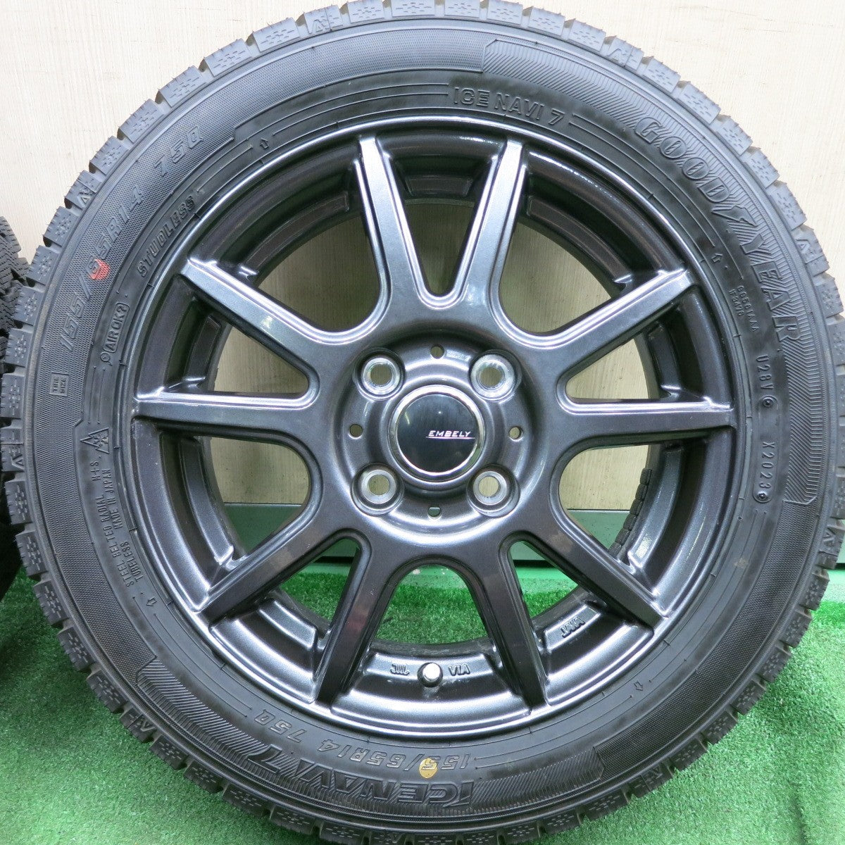 *送料無料* バリ溝！23年！キレイ！ほぼ10分★スタッドレス 155/65R14 グッドイヤー アイスナビ7 EMBELY 14インチ PCD100/4H★4062805HAス