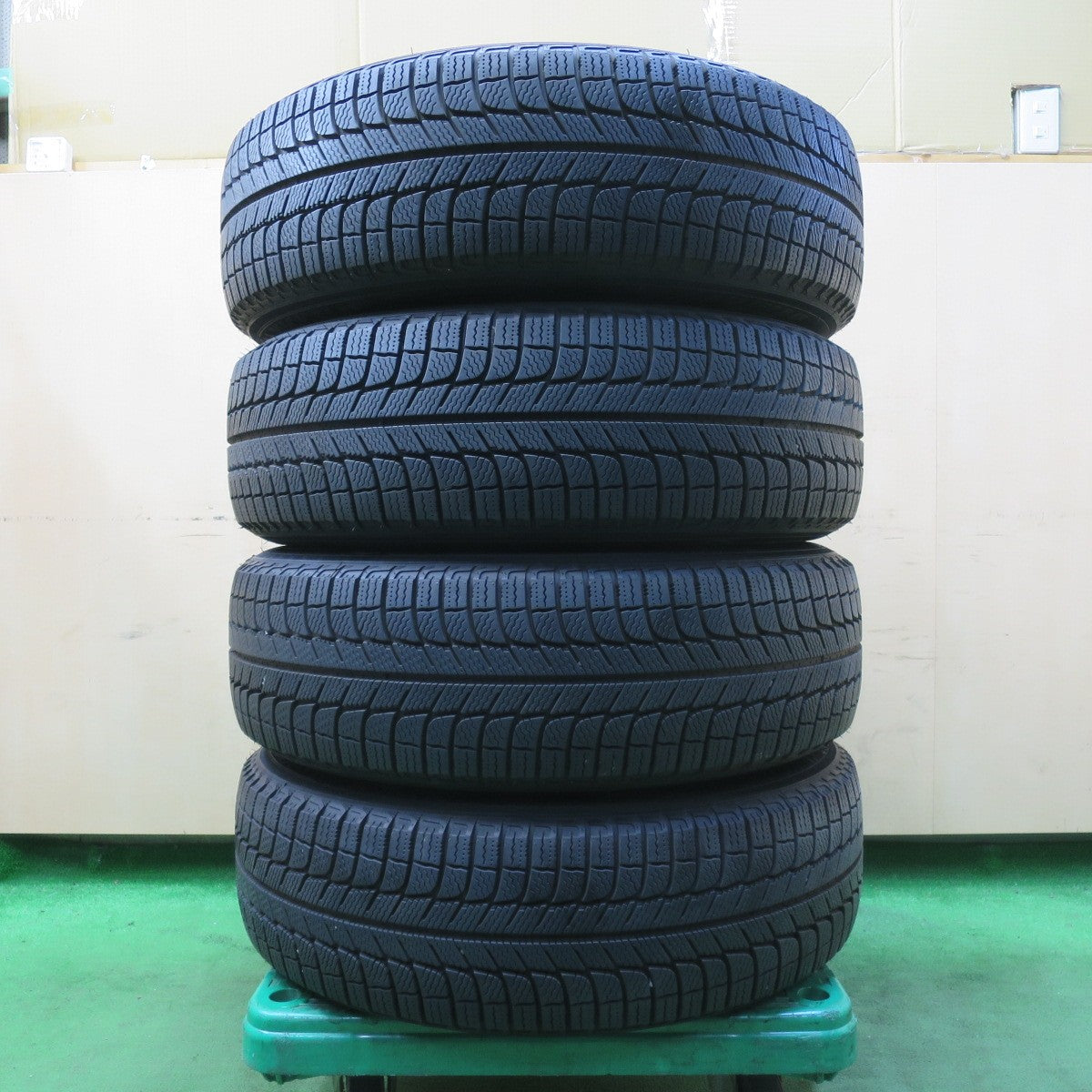 [送料無料] バリ溝！キレイ！9.5分★アウディ Q3 純正 215/65R17 スタッドレス ミシュラン X-ICE XI3 17インチ PCD112/5H★4111801イス