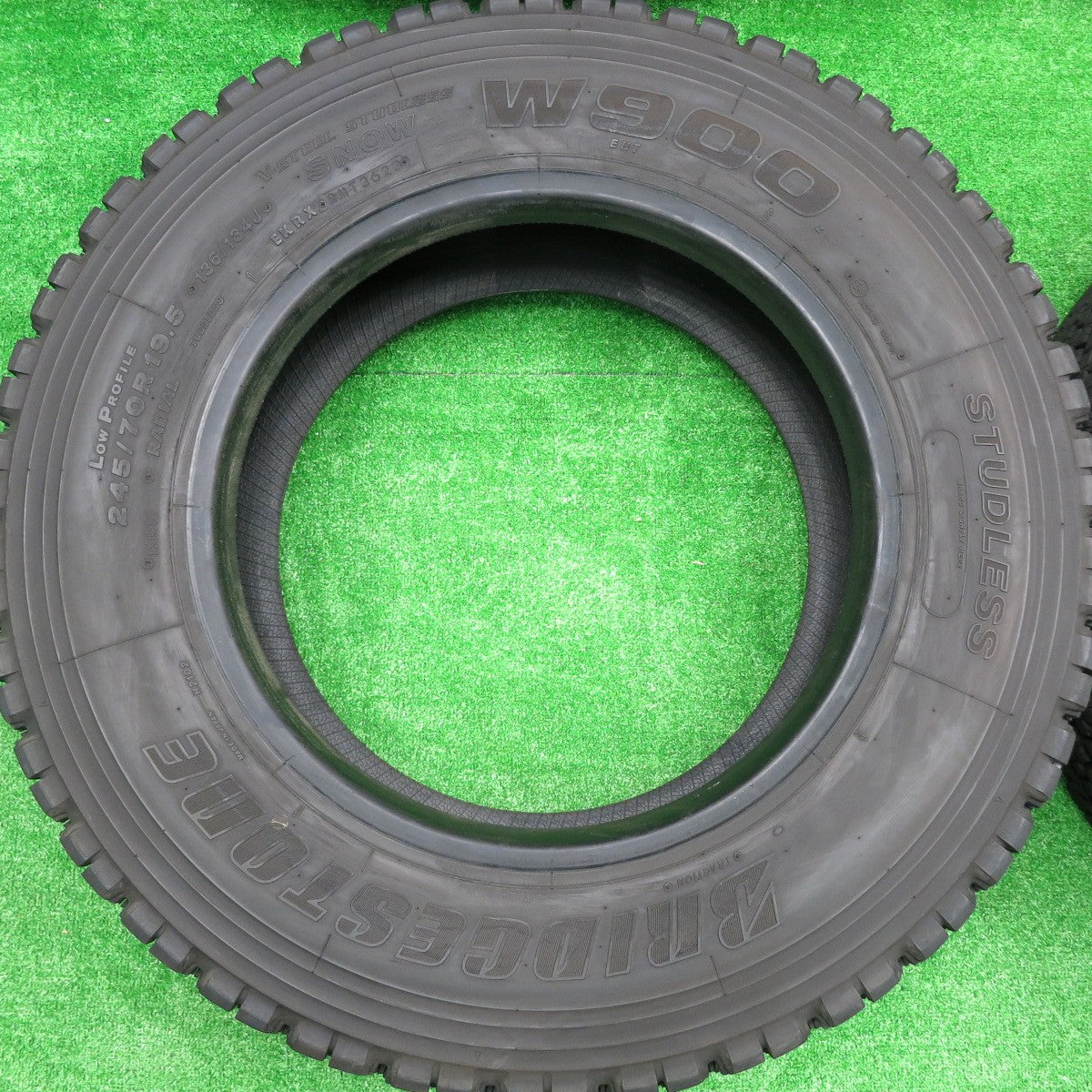 *送料無料* バリ溝！23年！9.5分★トラック タイヤ 245/70R19.5 136/134J スタッドレス ブリヂストン W900 19.5インチ★4072304HAスタ