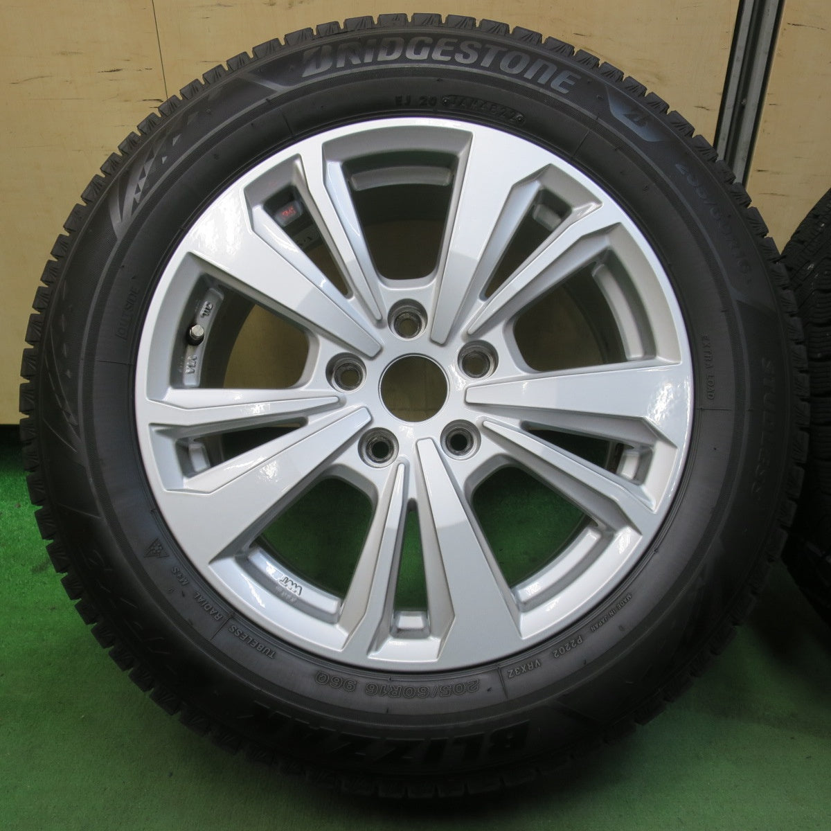 バリ溝！22年！キレイ！9分★BMW 等 smartline 365 205/60R16 スタッドレス ブリヂストン ブリザック VRX3 16インチ スマートライン PCD112/5H★5121303イス