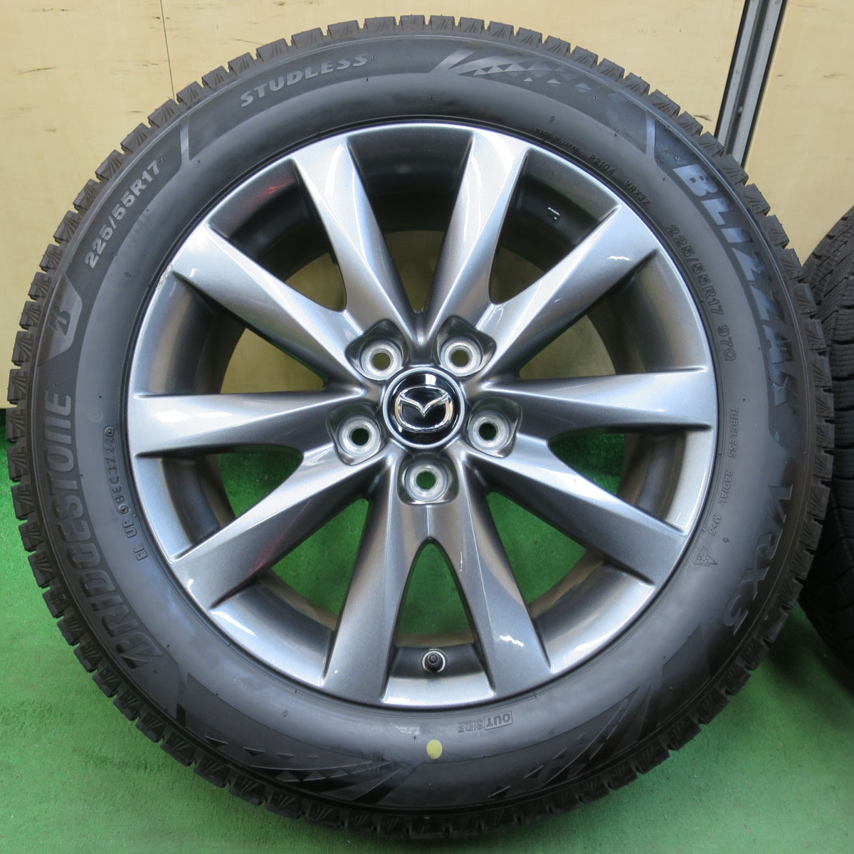 [送料無料] バリ溝！22年！キレイ！9.5分以上★マツダ6 純正 225/55R17 スタッドレス ブリヂストン ブリザック VRX3 17インチ PCD114.3/5H★5010602イス