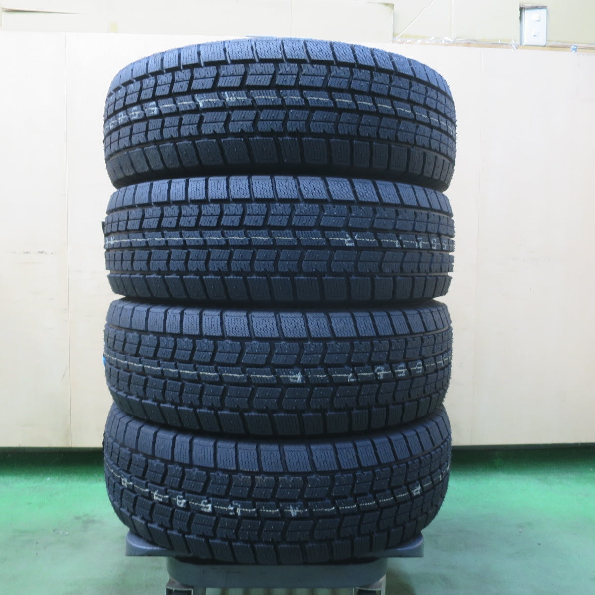 未使用！25年★スタッドレス 195/65R15 グッドイヤー アイスナビ7 タイヤ 15インチ ノア ヴォクシー ステップワゴン プリウス エスクァイア 等★6042601IMスタ