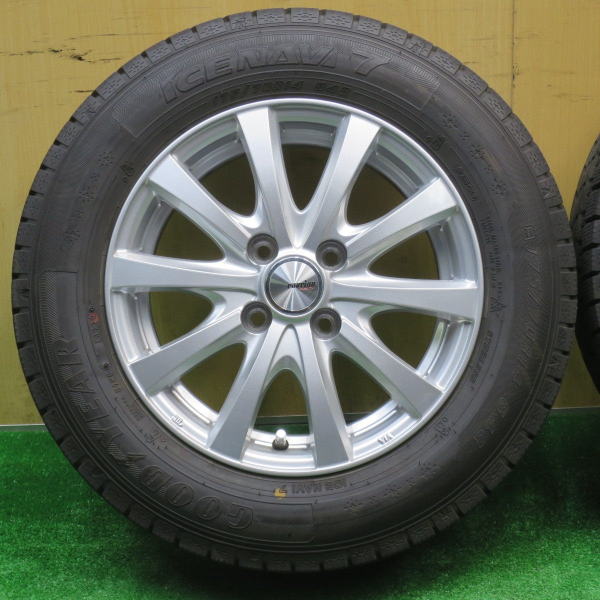 バリ溝！キレイ！9.5分★スタッドレス 175/70R14 グッドイヤー アイスナビ7 ravrion RS01 ラブリオン 14インチ PCD100/4H★5102804NJス