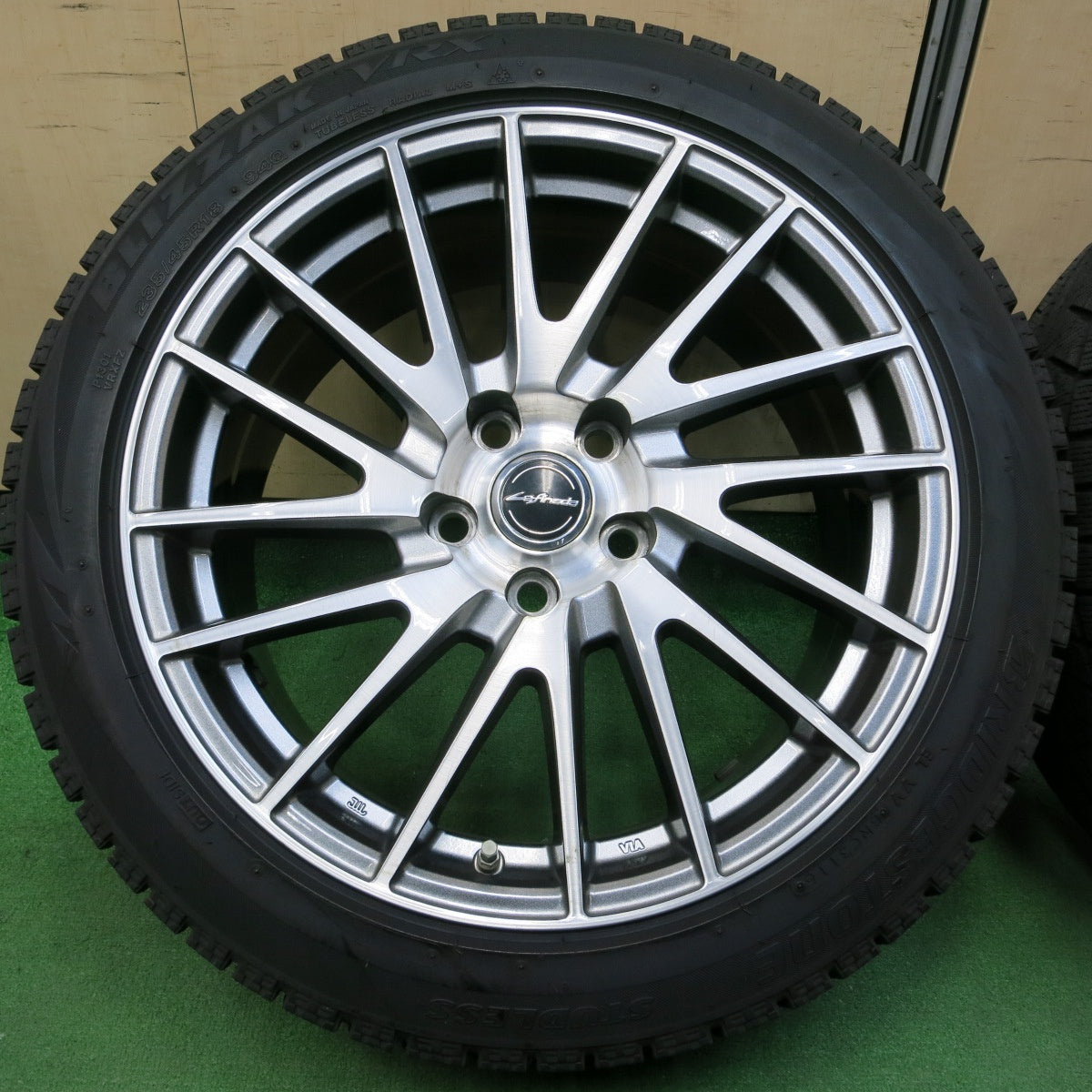 *送料無料* センサー付！バリ溝！8.5分★レクサス GS 等 235/45R18 スタッドレス ブリヂストン ブリザック VRX Lefinada レフィナーダ PCD114.3/5H★4042804イス