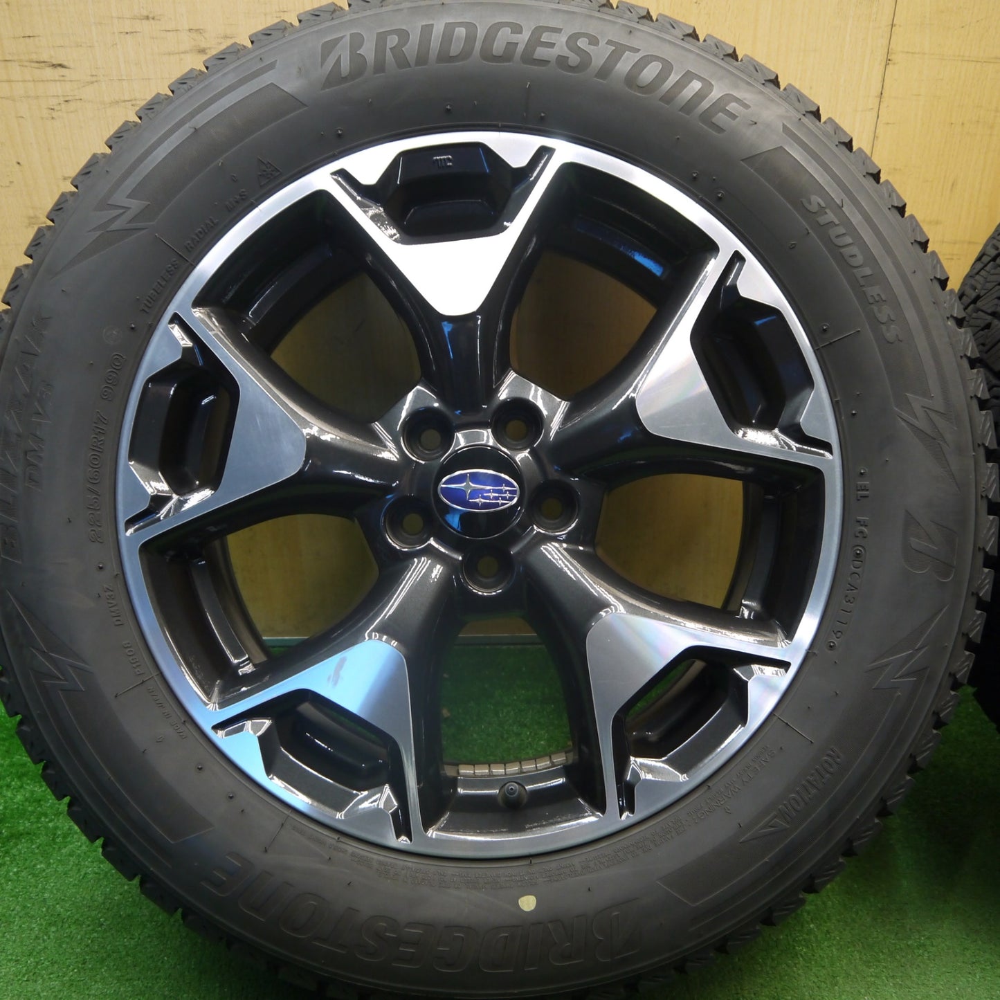 バリ溝！キレイ！9分★スバル XV 純正 225/60R17 スタッドレス ブリヂストン ブリザック DM-V3 17インチ PCD100/5H★6040608Hス