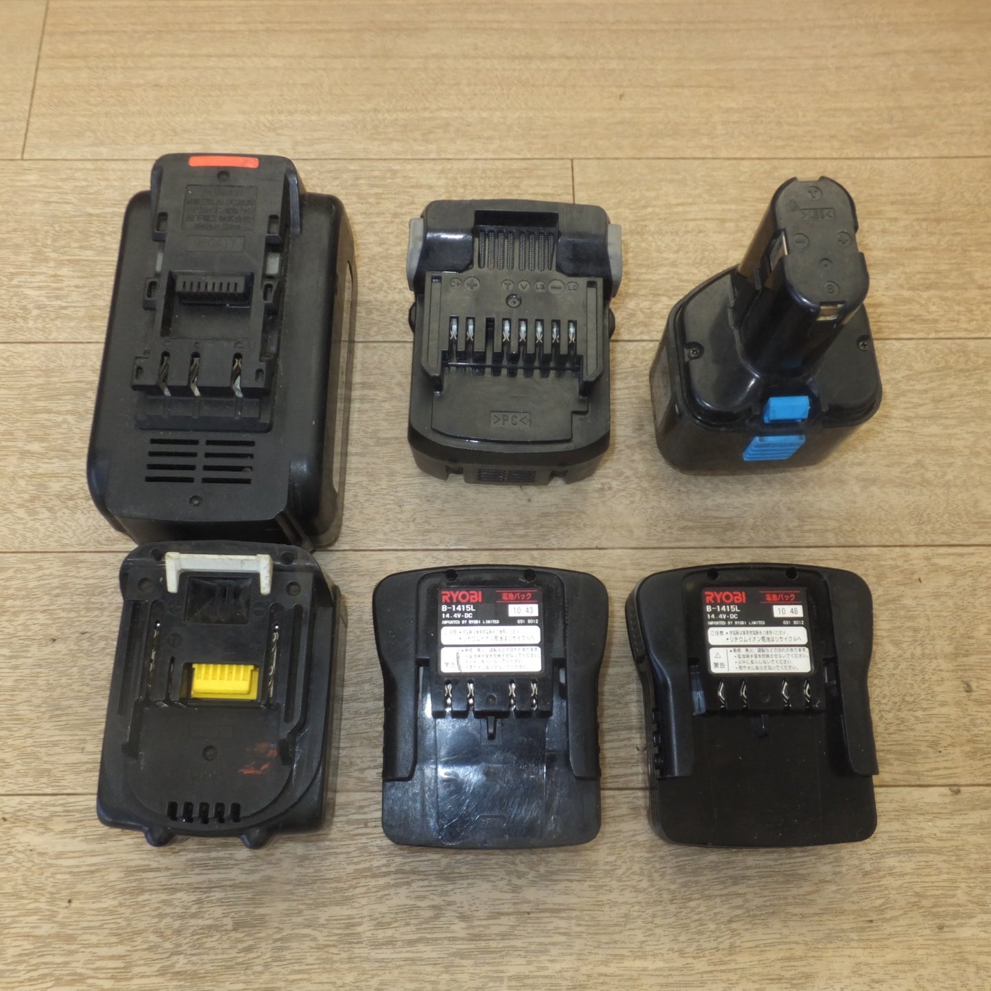 [送料無料] ジャンク★マキタ 日立 松下電工 DEWALT　各種 ライト 2点　充電器 2点　バッテリ 7点　充電式工具 計 11点 セット★