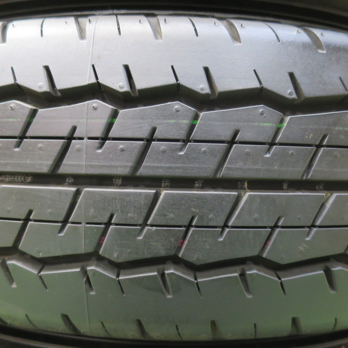 新車外し！25年★195/80R15 107/105S ダンロップ SP175N タイヤ 15インチ ハイエース レジアスエース キャラバン 等★5120604イノタ