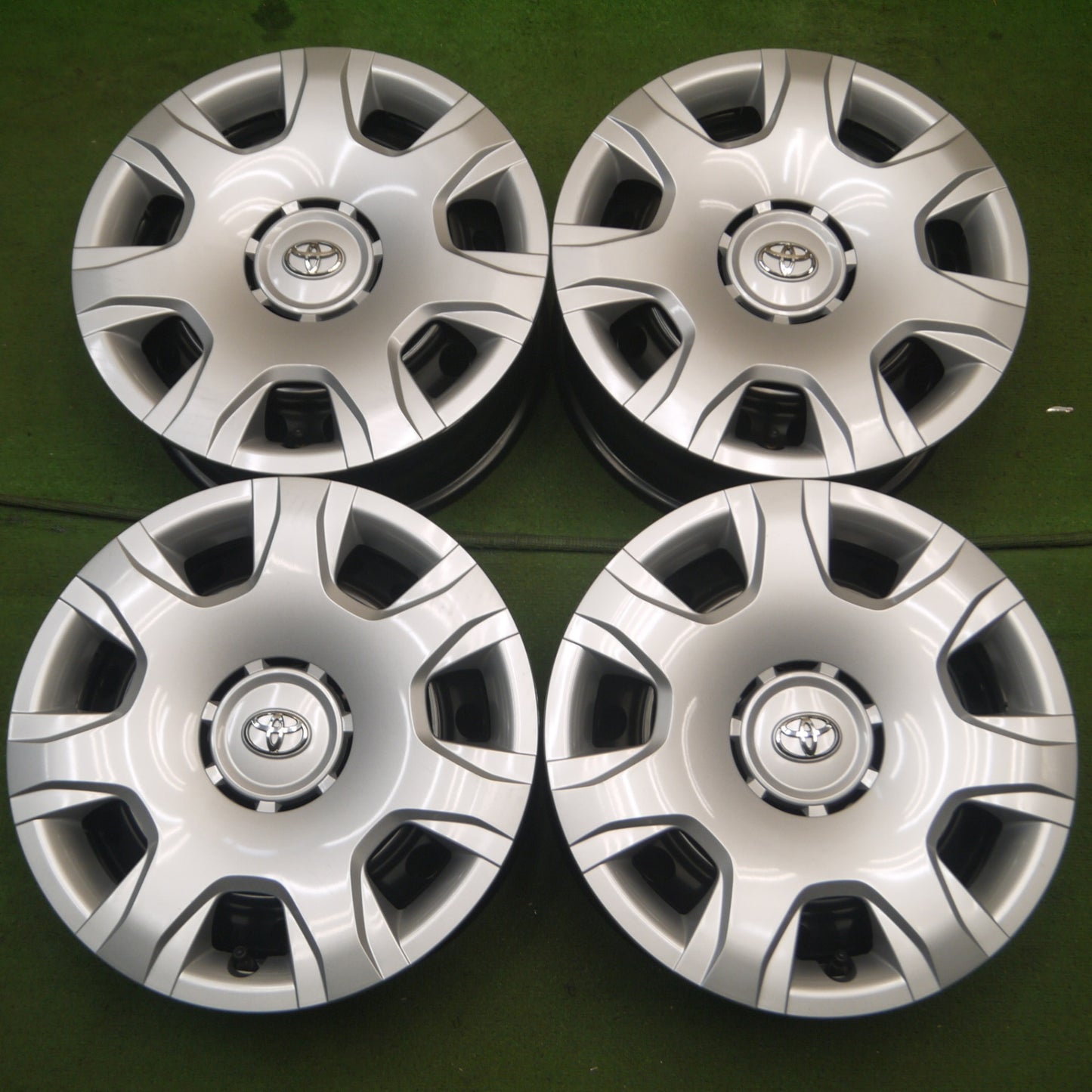 *送料無料* 新車外し★トヨタ 200系 ハイエース 純正 スチール ホイール 15インチ 15×6J PCD139.7/6H★4062502Hホ