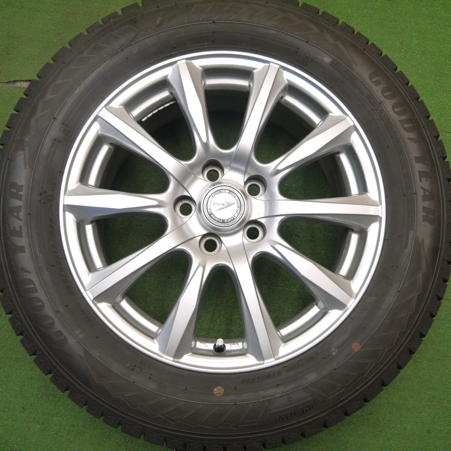 バリ溝！23年！キレイ！9.5分★スタッドレス 225/60R17 グッドイヤー アイスナビ8 JOKER ジョーカー 17インチ PCD114.3/5H★5041407Hス