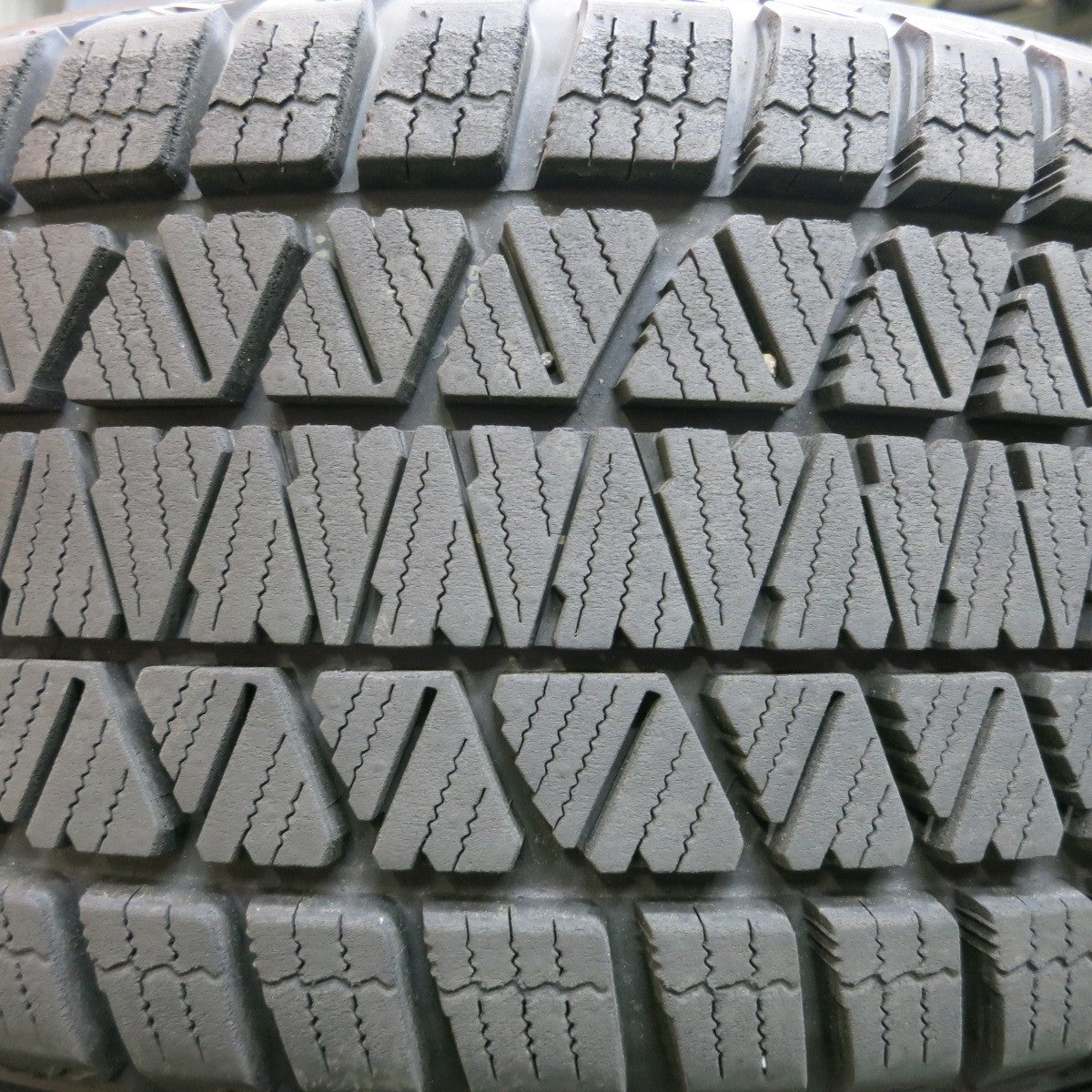 *送料無料* バリ溝！キレイ！9.5分以上★スバル SK フォレスター 純正 225/55R18 スタッドレス ブリヂストン ブリザック DM-V3 PCD114.3/5H★4022609イス