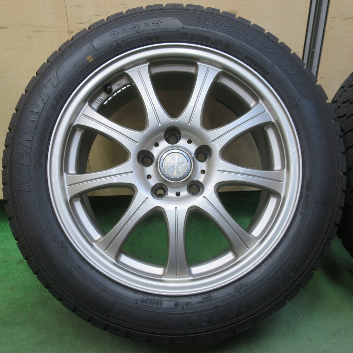 バリ溝！22年！9.5分◎スタッドレス 215/55R17 グッドイヤー アイスナビ7 LAYCEA レイシア 17インチ PCD114.3/5H◎6072205イス
