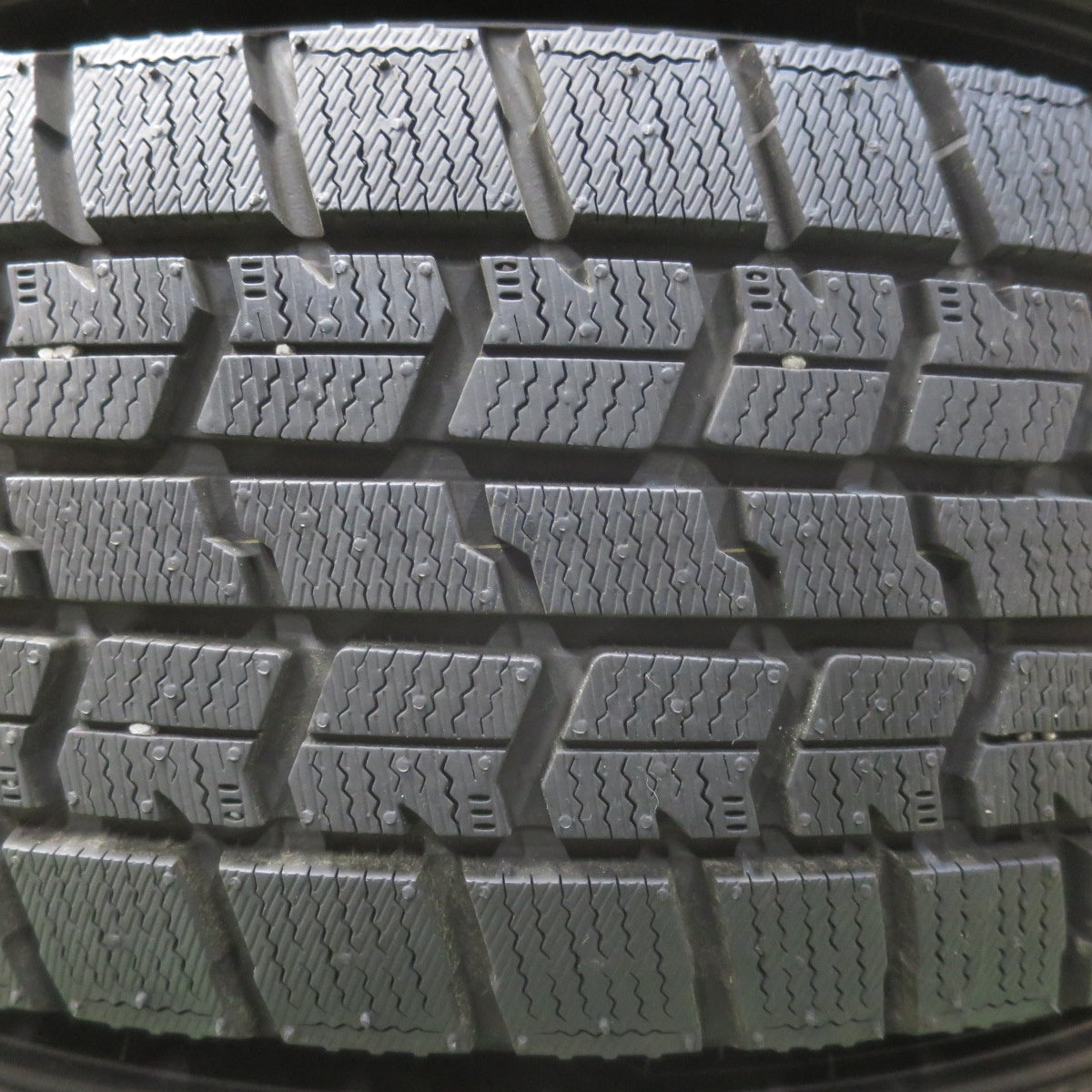 バリ溝！24年！キレイ！ほぼ10分★プリウス 等 195/65R15 スタッドレス グッドイヤー アイスナビ7 ravrion P3 ラブリオン 15インチ PCD100/5H★5122705イス